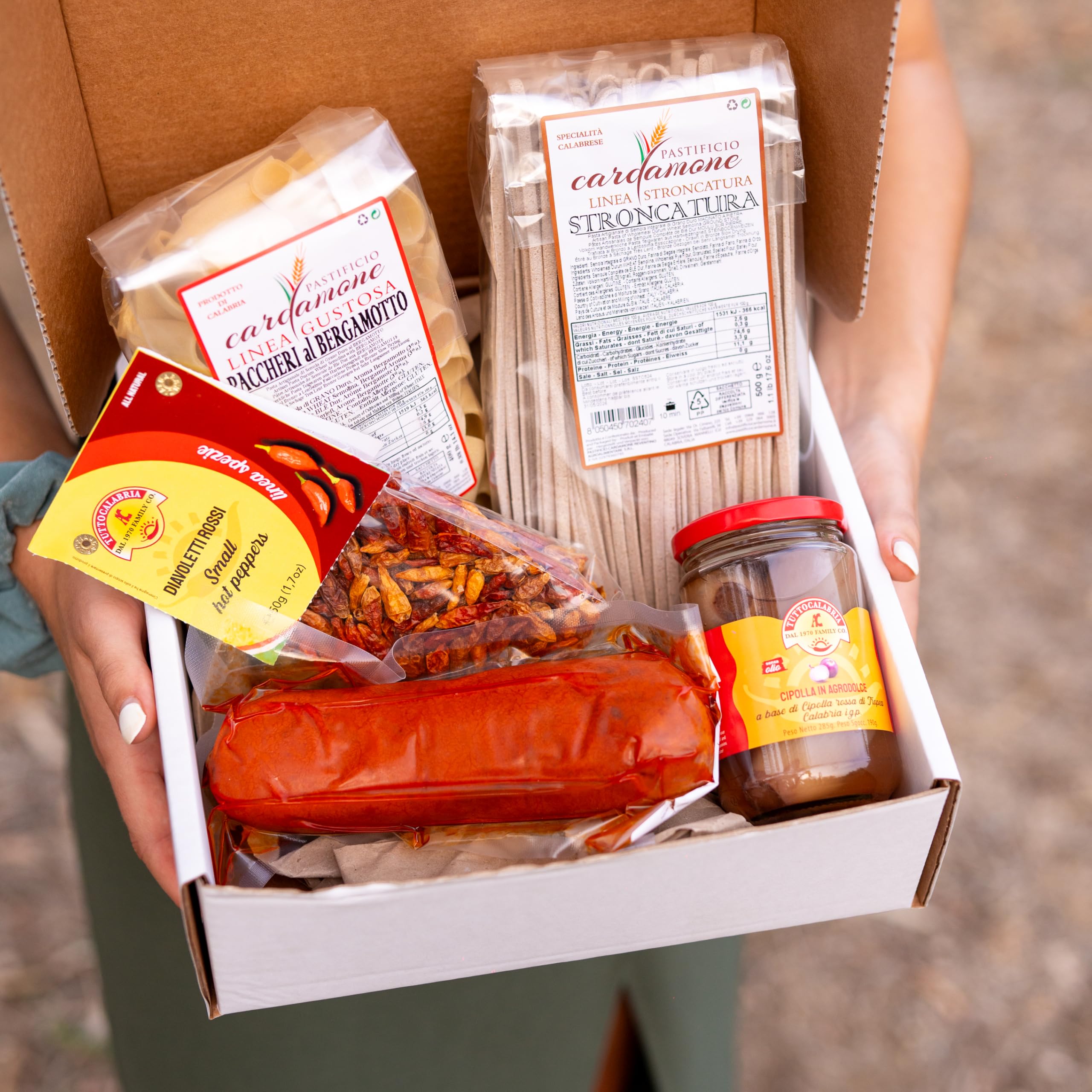 Giù in Calabria Box Prodotti Tipici - Cipolle di Tropea IGP, Peperoncini, Nduja, Pasta Artigianale - Gusta i Sapori della Cucina Tradizionale Calabrese
