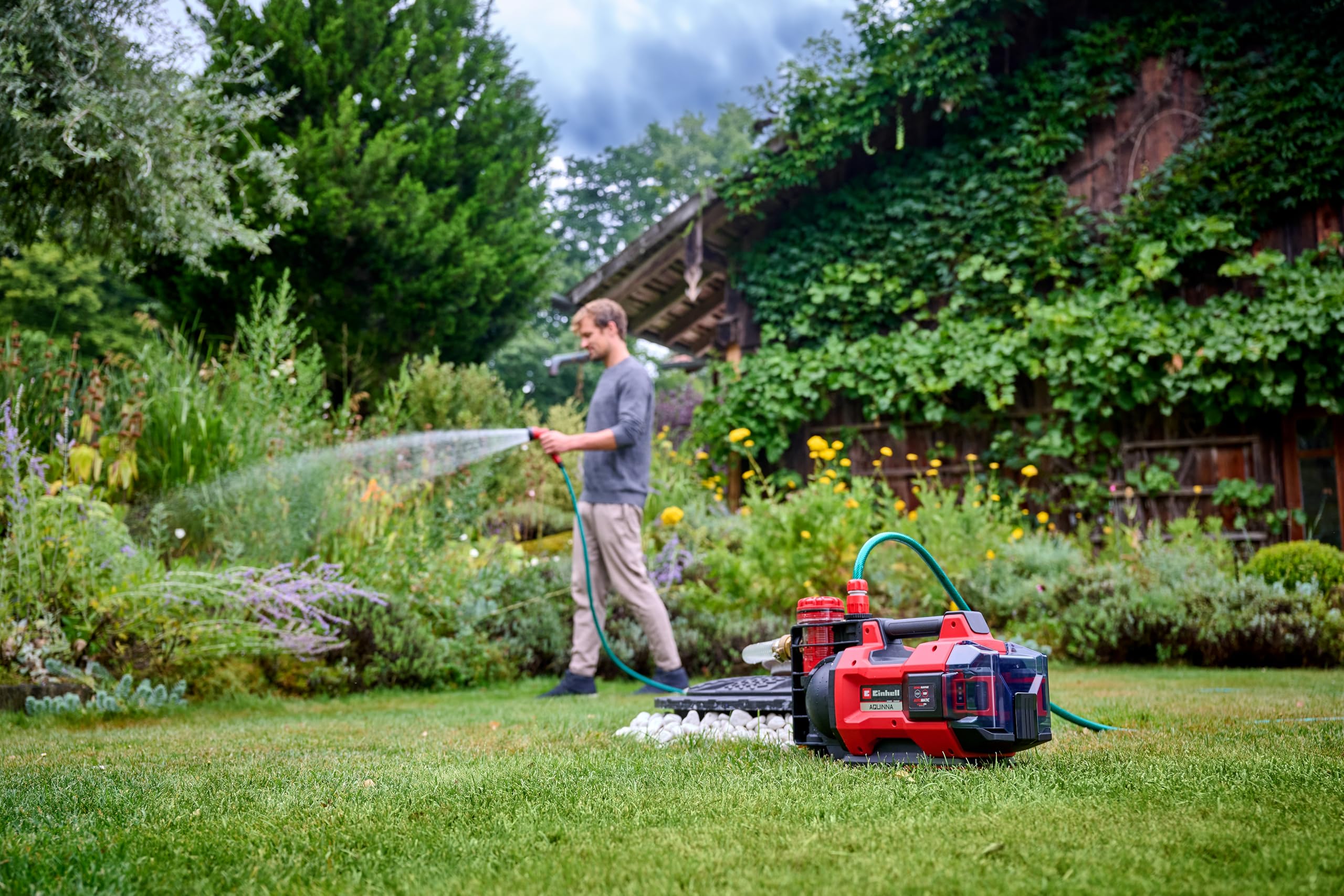 Einhell pompa da giardino a batteria automatica AQUINNA 18/30 F LED AUTOMATIC Power X-Change (18 V, max. 3000 L/h, max. 28 m di altezza, funzione automatica, 2 slot per batteria, senza batteria)