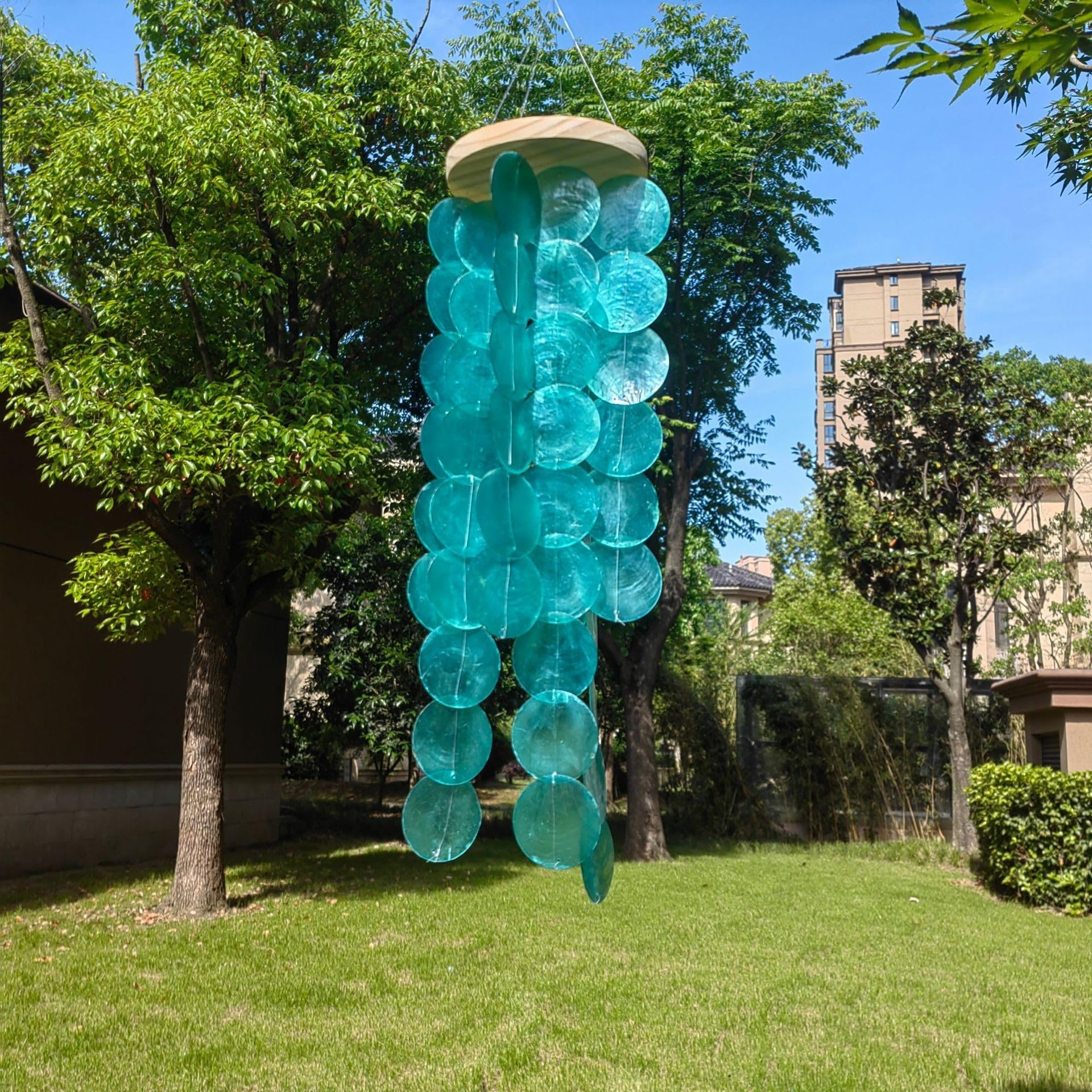Handgefertigtes 71,1 cm großes Capiz-Muschel-Windspiel mit runden Muscheln und Holzplatte, entworfen für den Außenbereich, um Ihrem Raum ruhige Klänge und Küstenstil zu verleihen (weiß)
