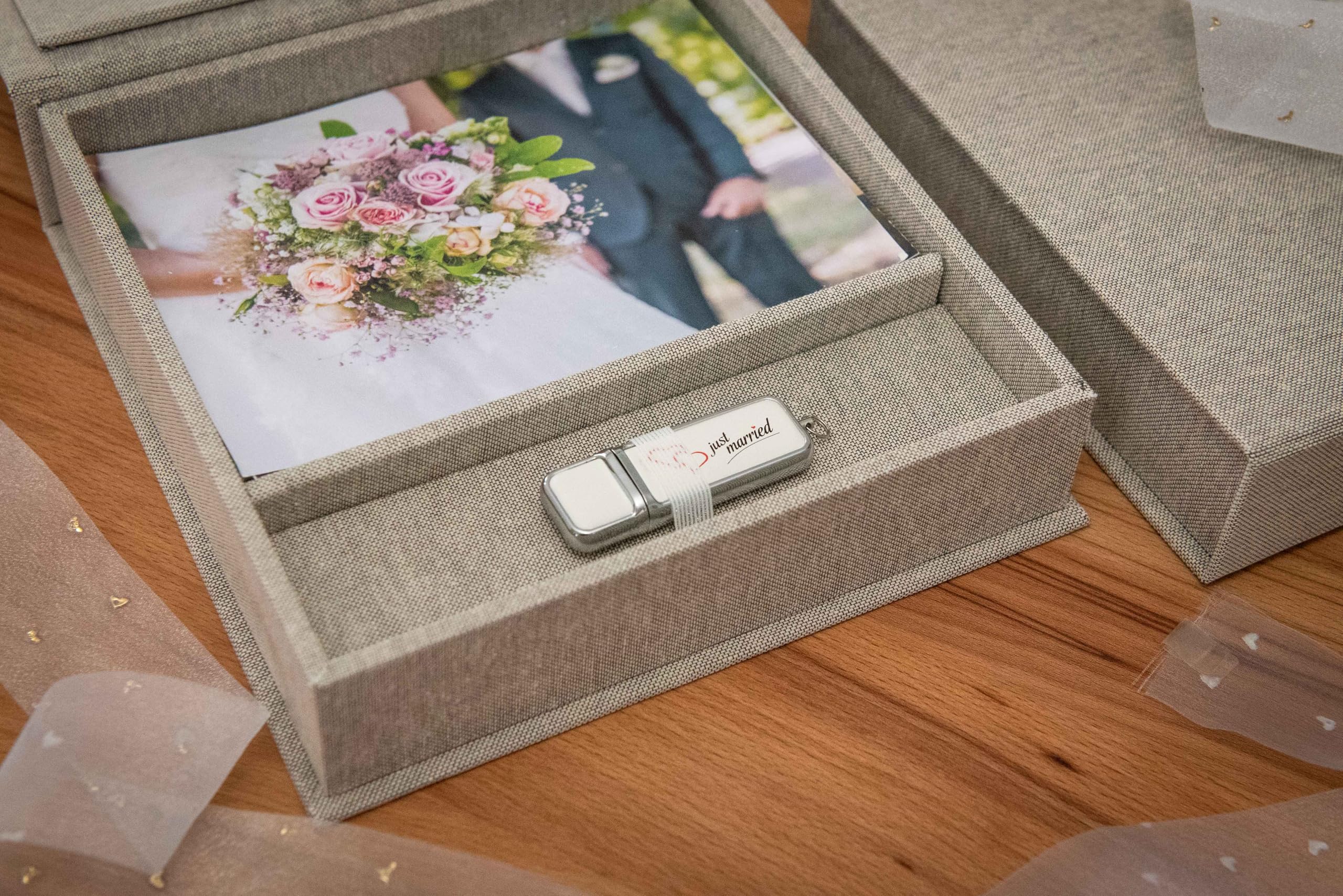 Elegant Erinnerungsbox, Foto-Box mit USB Slot. Geschenkbox für USB-Sticks und Fotoabzüge 10x15cm. Aufbewahrungsbox Hochzeitsbox, Fotogeschenk, 18x18 cm (Grau)