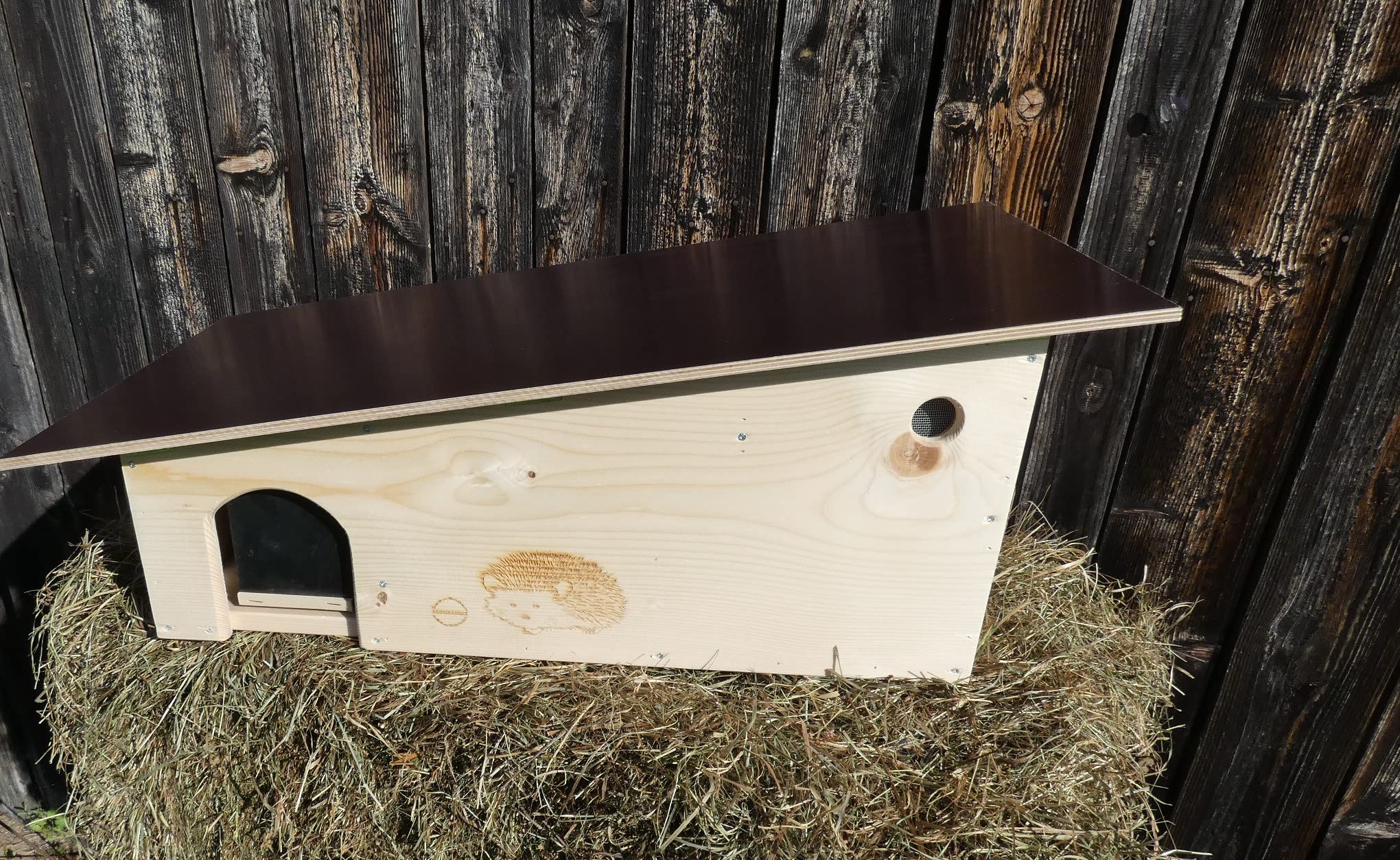 Luxus Igelfutterhaus mit Beobachtungsfenster 80cm x 40cm x 32cm Igelhotel 18mm Vollholz Witterungsbeständig Labyrintheingang easytouch-Rattenklappe und Boden, Herstellung in Niederbayern