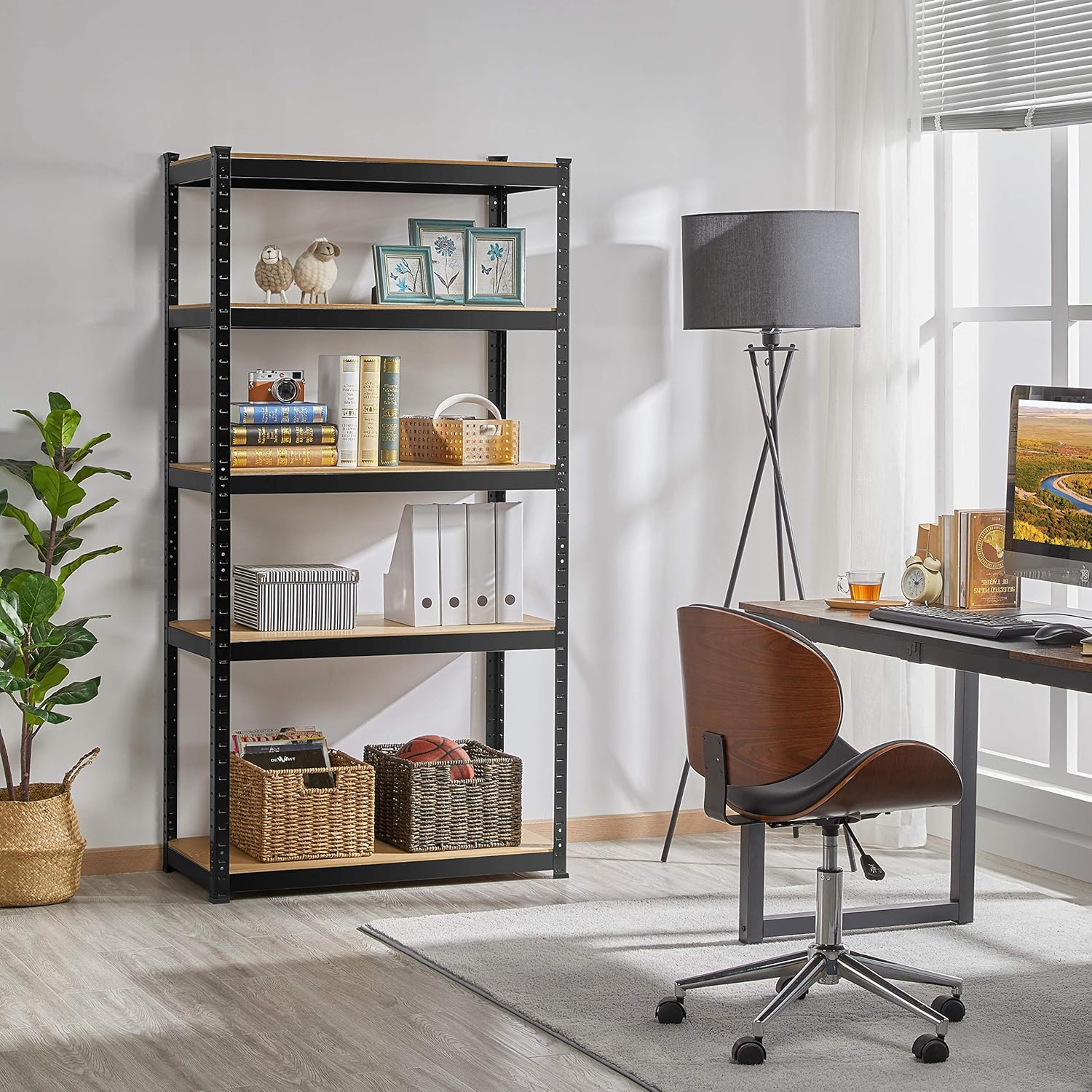 Полиця для зберігання Yaheetech в офісному середовищі для книг та канцелярського приладдя.