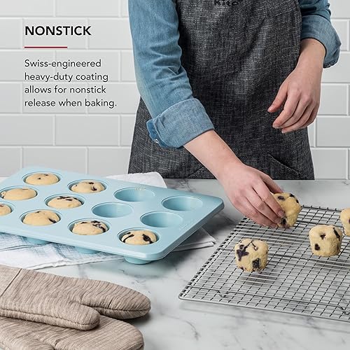 Vista 72 de KitchenAid Molde antiadherente de acero aluminizado para magdalenas de 12 tazas, contorno plateado