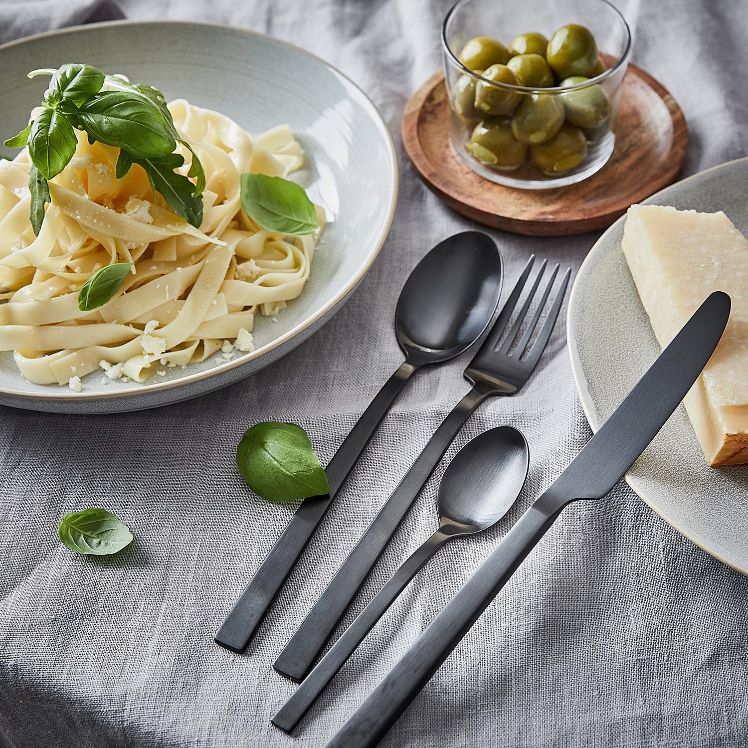 BUTLERS 4er-Set Pastateller Steinzeug - HENLEY - spülmaschinenfest | Farbe Grau - ø 23 cm - Suppenteller für Eintöpfe & Salate - Nudelteller für Pasta & Risotto - reaktive Glasur