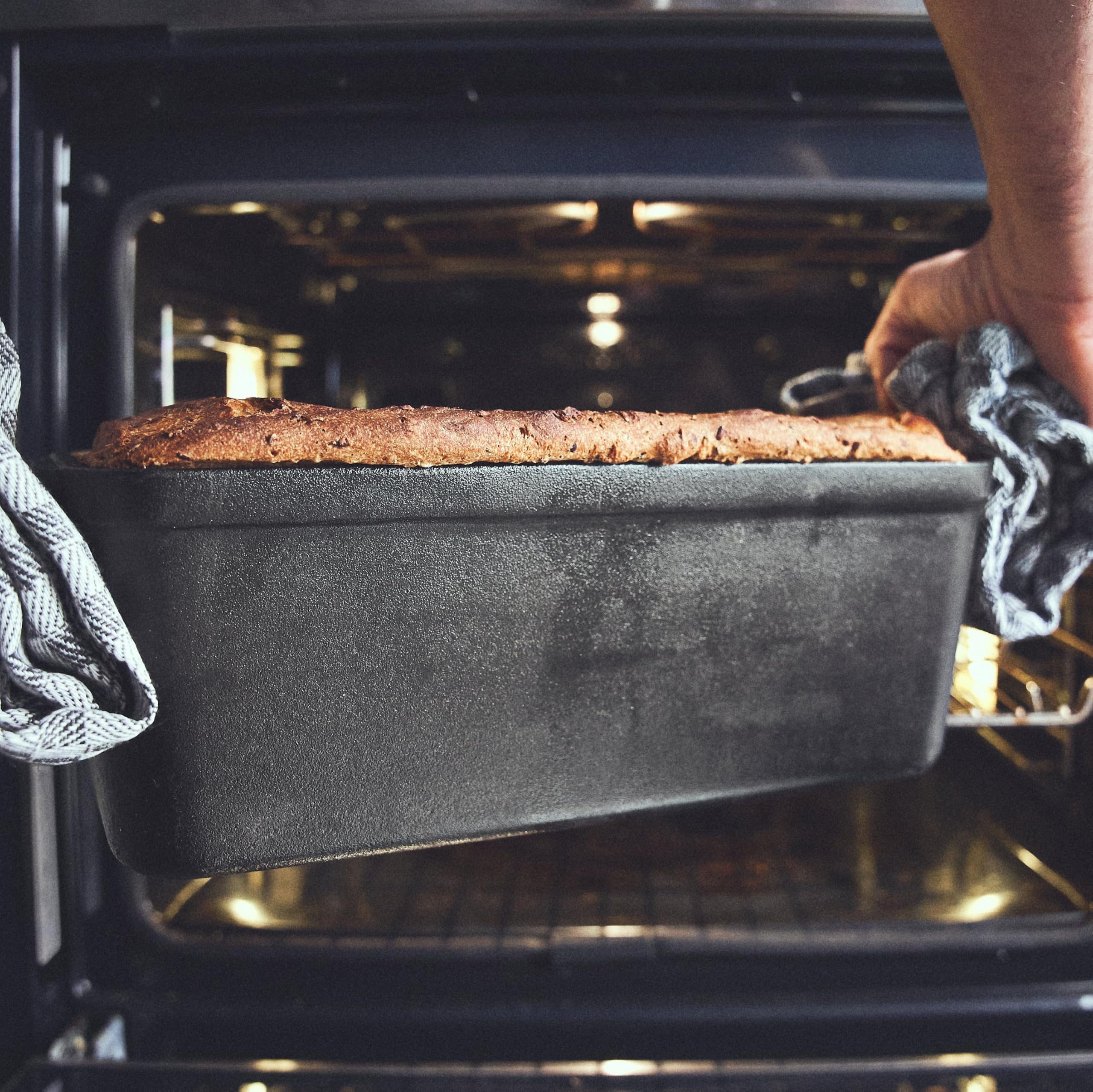 BURNHARD® Gusseisen Brotbackform mit Deckel 3,5 L rechteckig, Pre-Seasoned, Kastenform ideal zum Brotbacken, Braten und Kochen, 35,4 x 14,3 x 15,3 cm, inkl. Anleitung zum Einbrennen
