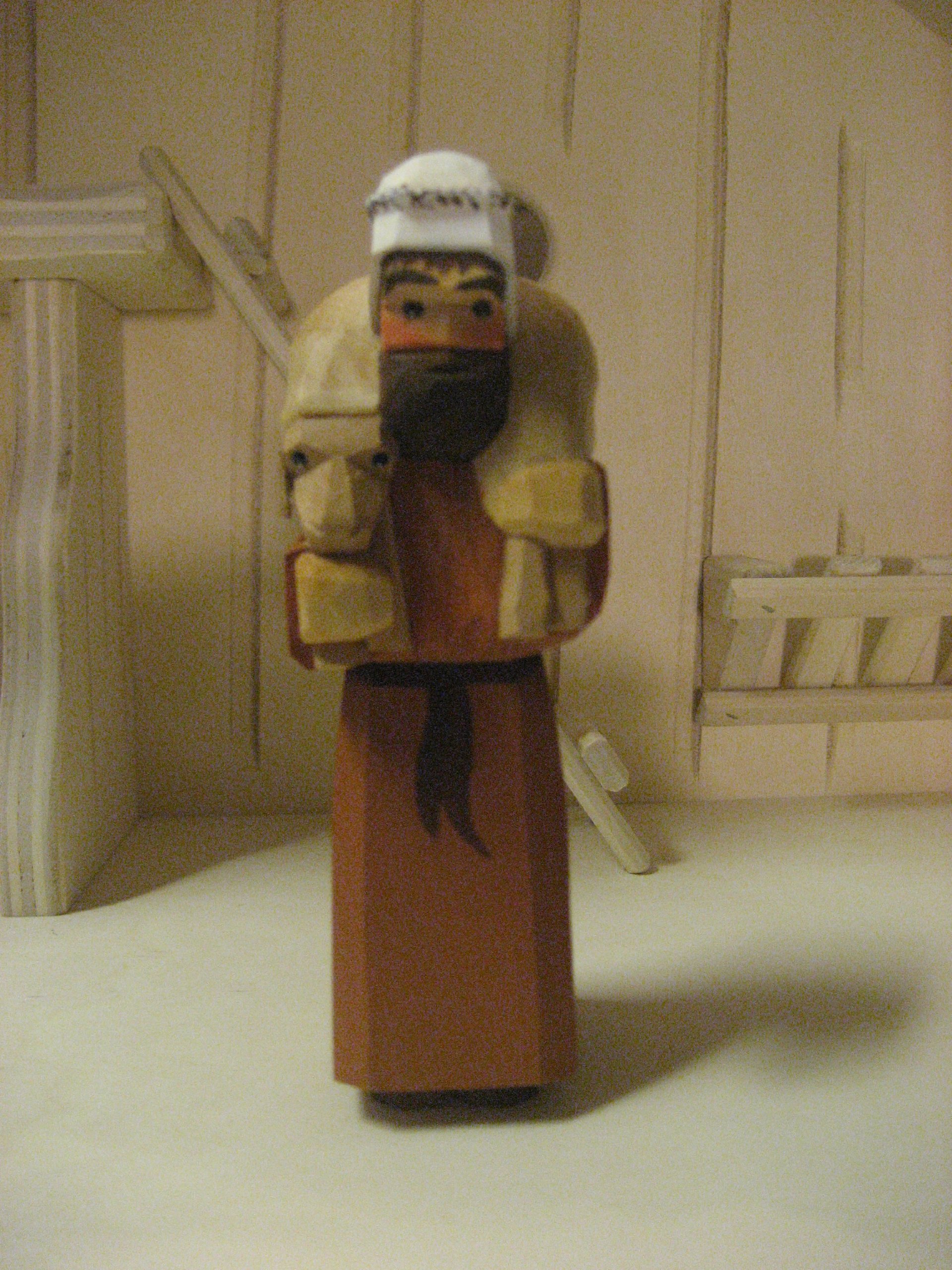 Hirte mit Schaf und Kopftuch von Lotte Sievers-Hahn Krippenfigur
