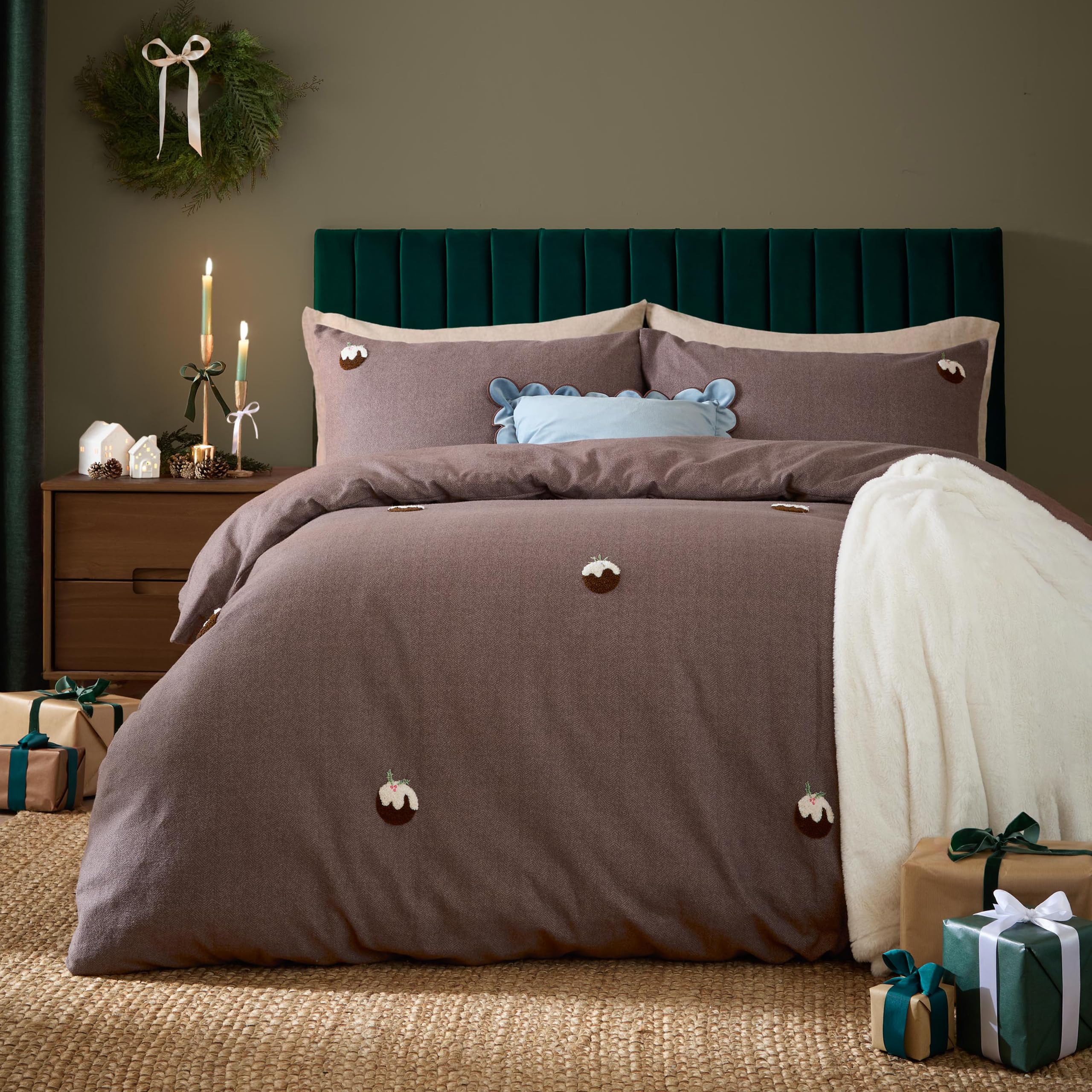 furn. Christmas Pudding Duvet Cover Set (Chocolate - Single)