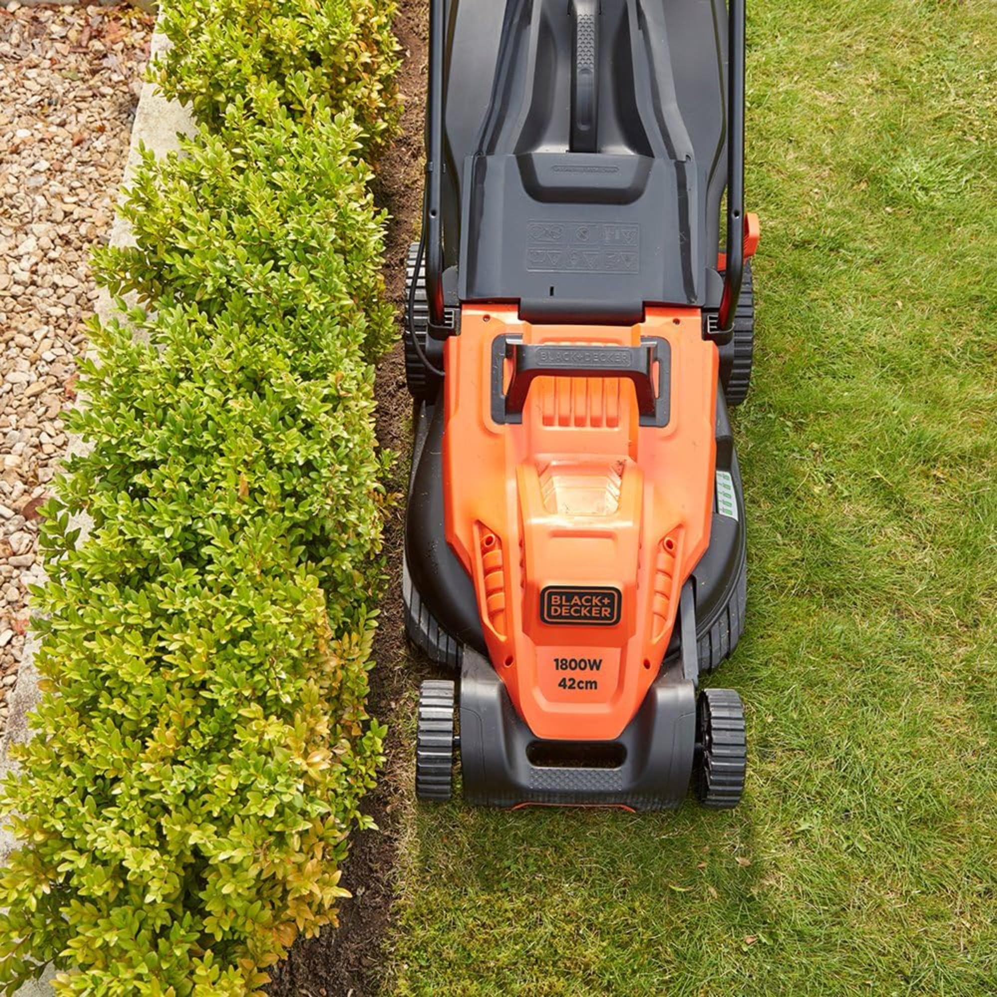 Black+Decker Elektro-Rasenmäher mit Fahrradlenker-Griff (1.800W, 42cm Schnittbreite, 6-Fach Höhenverstellung, 50l Grasfangbehälter, ideal für große Gärten) BEMW481BH