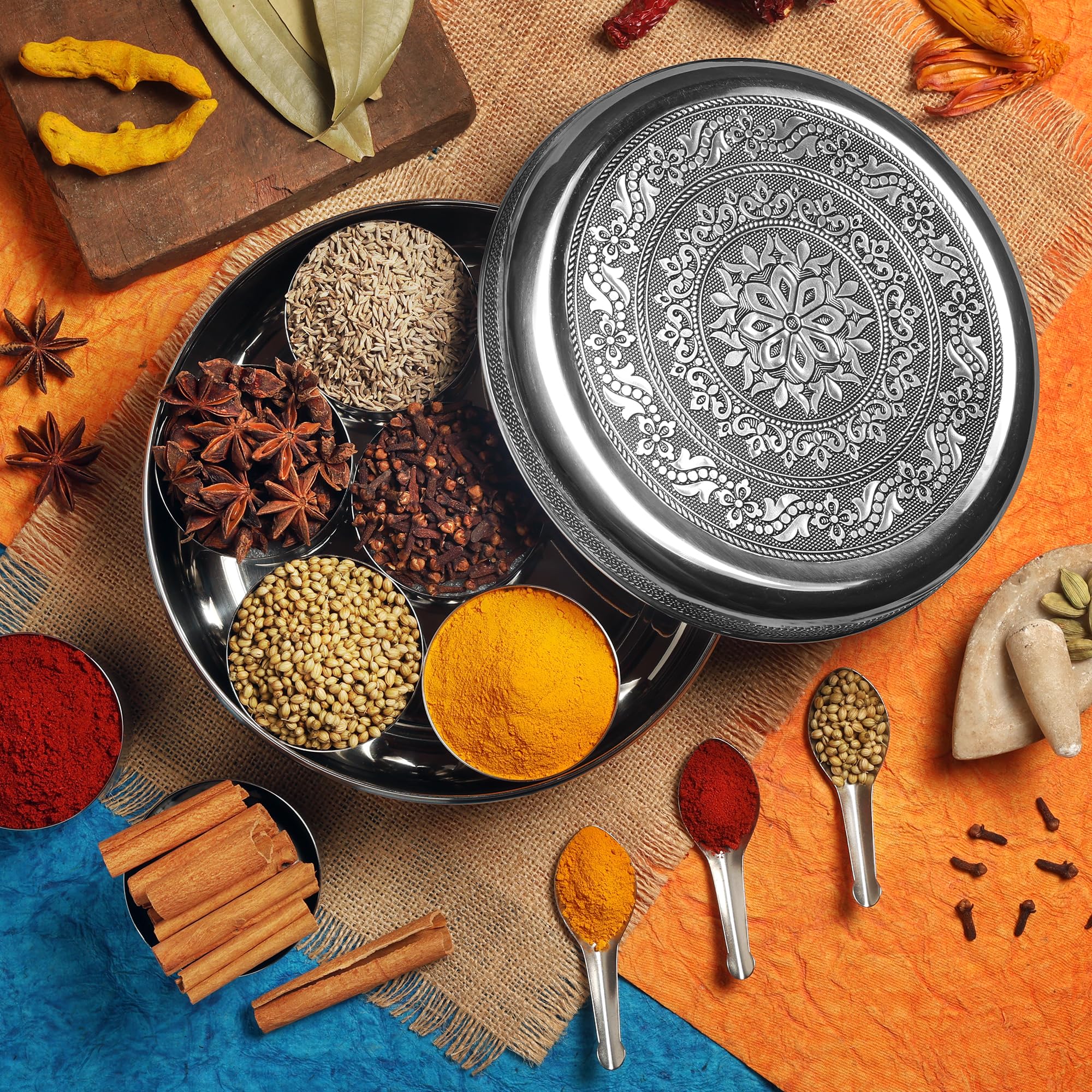 KSJONE Masala Dabba Design – Boîte à épices indienne en acier inoxydable de 8 pouces, avec 7 compartiments individuels, cuillères de service et couvercle – Organiseur d'épices poli miroir