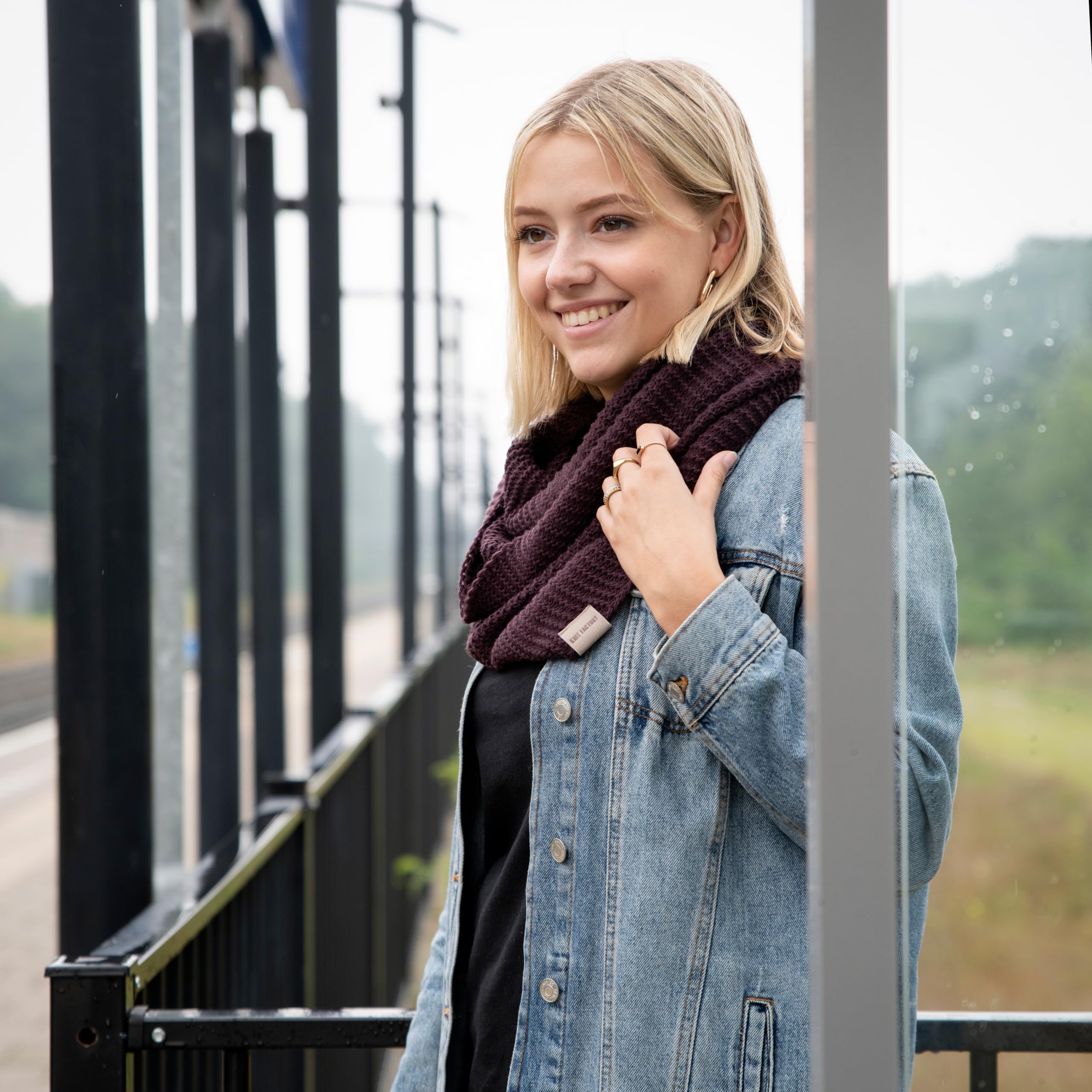 KNIT FACTORY - Jamie Loop Schal - Gestrickter Schlauchschal - Herbst & Winter Essentials - Zeitloses Mode-Accessoire - Für Damen und Herren - Strickschal mit Wolle