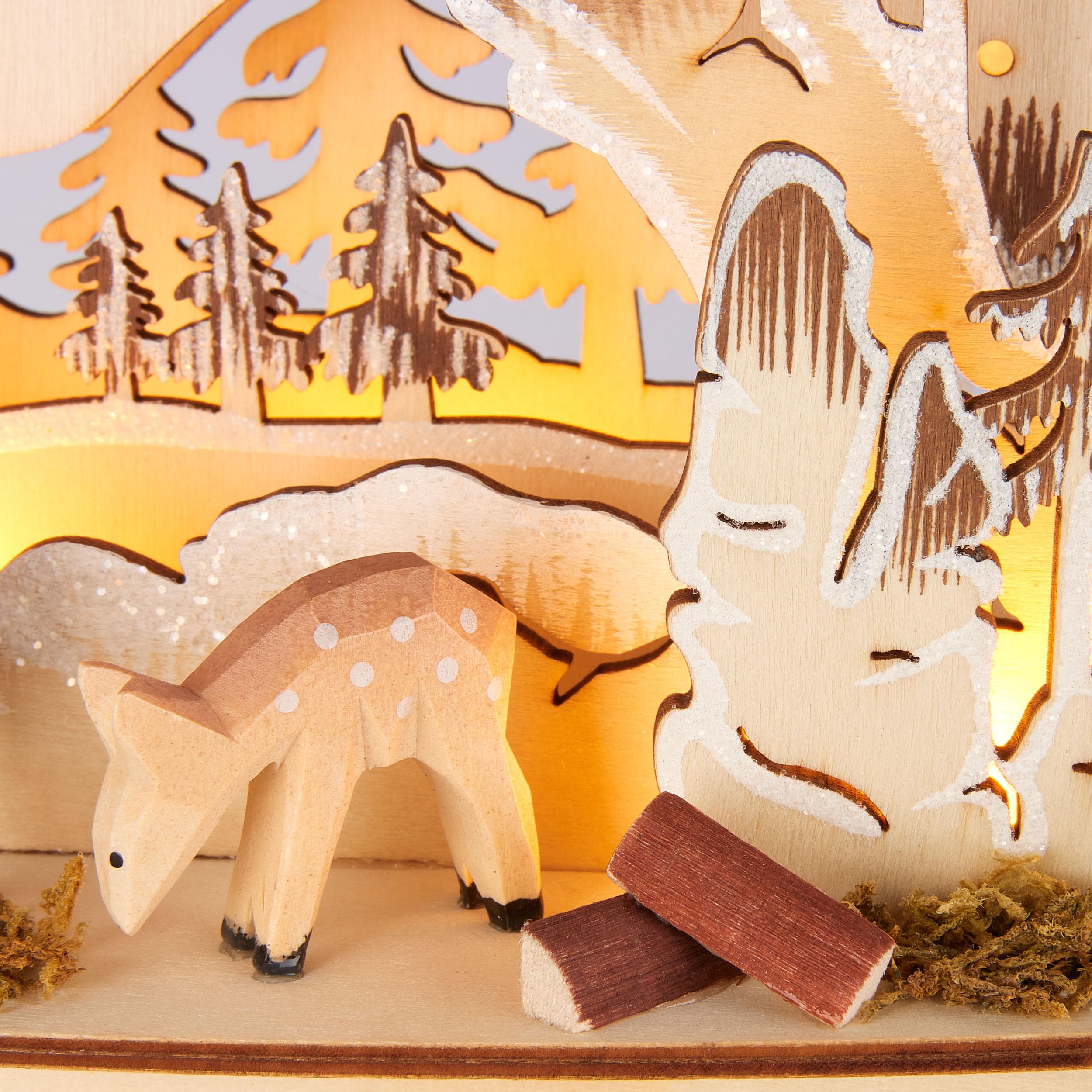 BRUBAKER 3D Lichterbogen - LED Schwibbogen - Tannenbaum Wald - Weihnachtsbeleuchtung aus Holz Natur - 34 x 28 x 9 cm - Handbemalte Figuren - Weihnachtsdeko für Tisch & Fenster