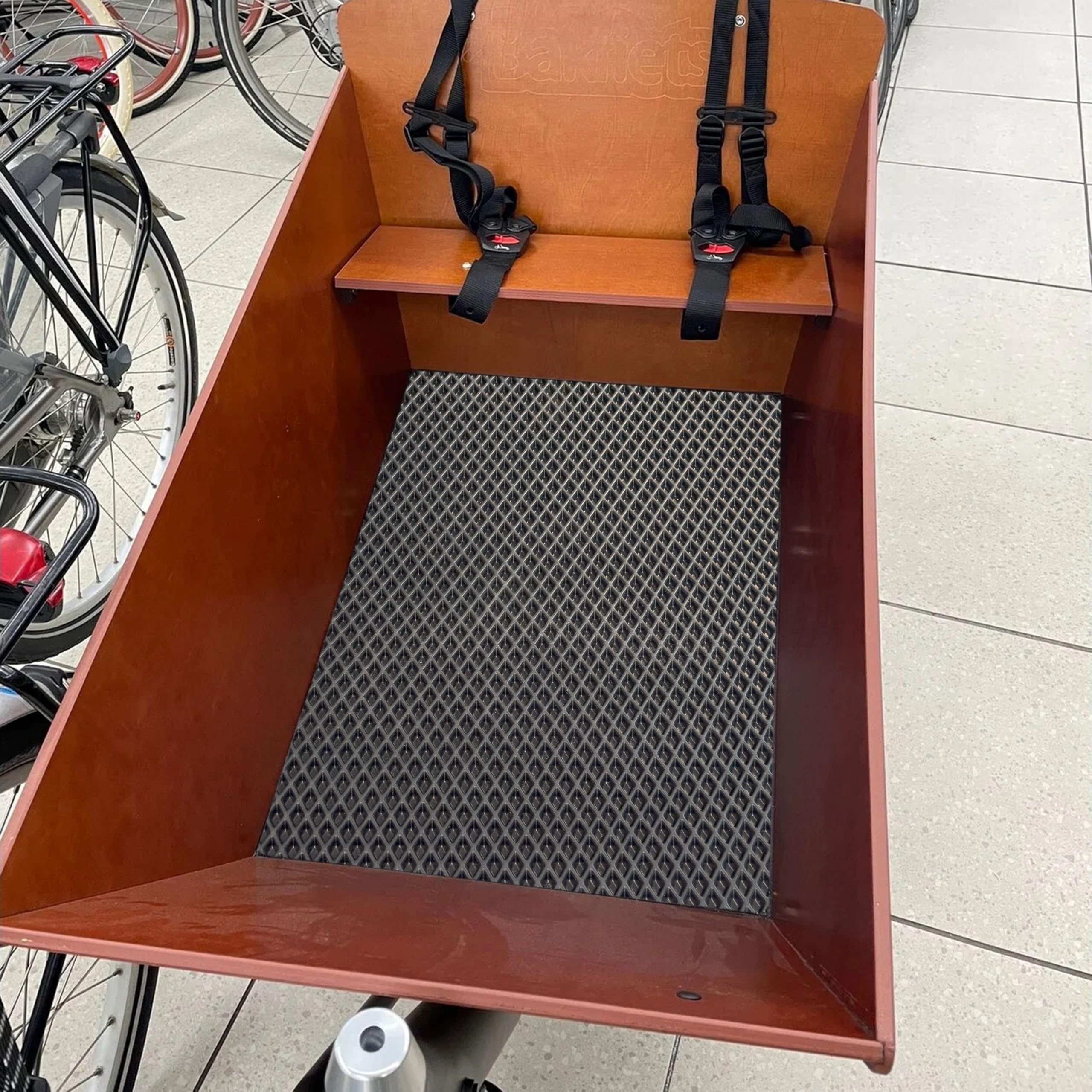 Premium Schutzmatte für Bakfiets Wide | Passgenaue Lastenrad Fußmatte | Rutschfester Bodenmatte Teppich | Lastenrad Zubehör | Pflegeleicht & Umweltfreundlich | mit Einfassung | Schwarz