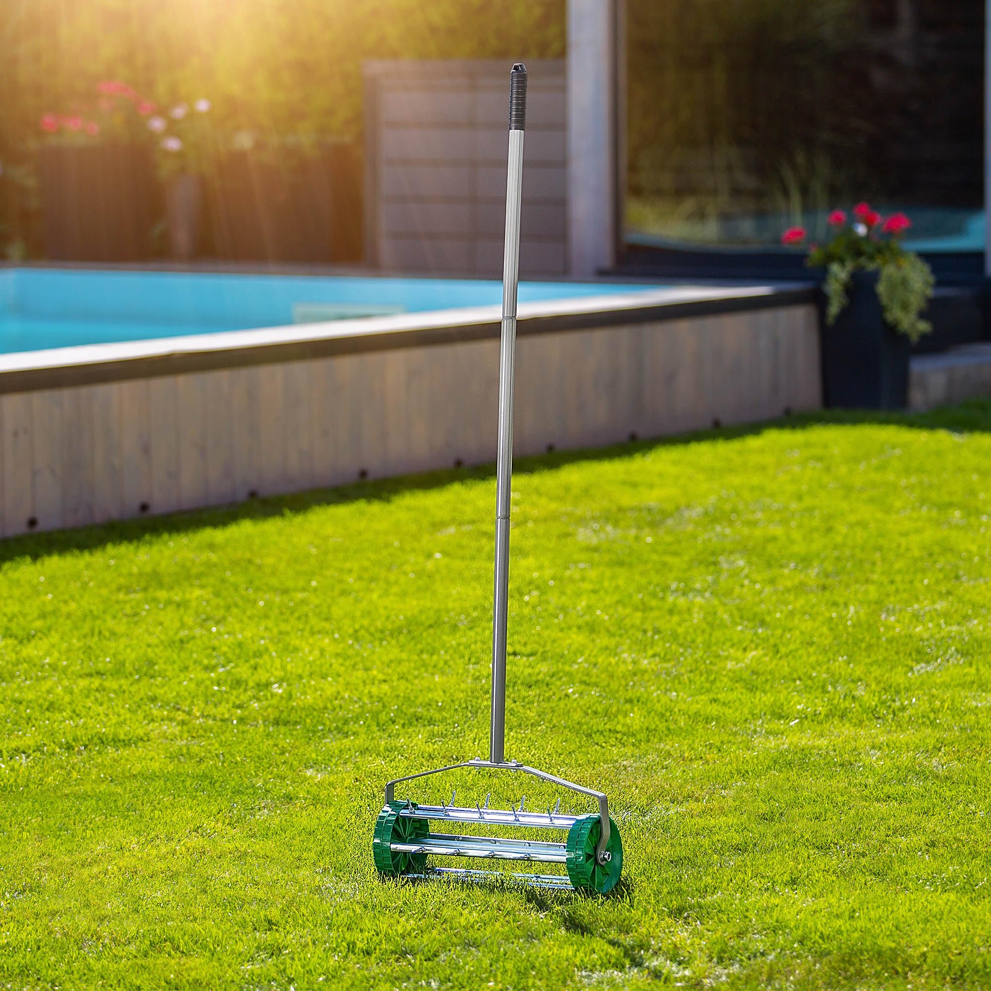 KADAX Aeratore manuale per prato in acciaio robusto, aeratore manuale con chiodi da 3,3 cm, aeratore a pavimento con impugnatura ergonomica, rullo robusto (148 cm)