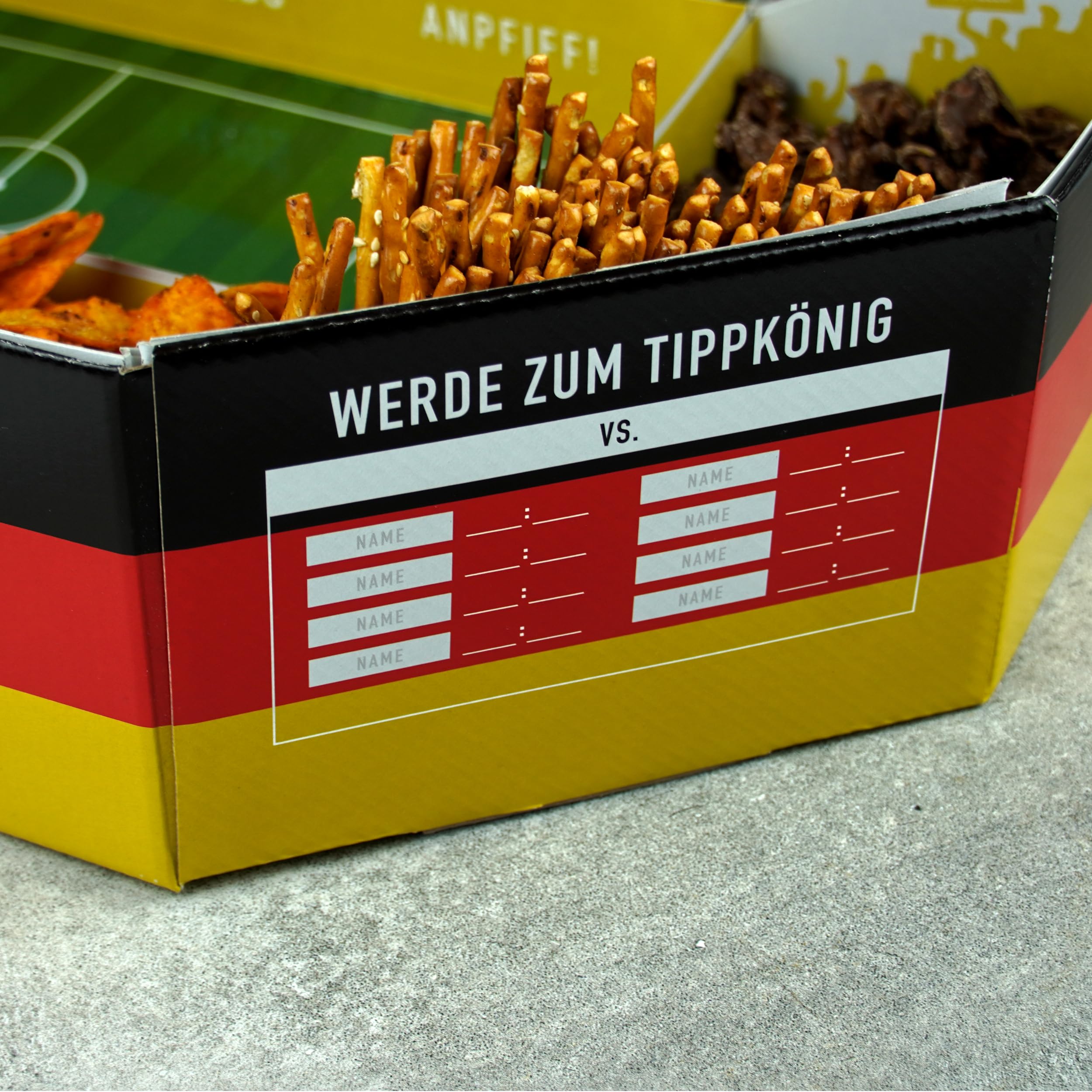 40YARDS Fußball Snack Stadium XXL 61x43 cm Deutschland Fanartikel | Großes Snackstadion für Fußball WM 2026 | Fussball Deko für Weltmeisterschaft | Party Snackschale | Deutschland Flagge + Tippspiel