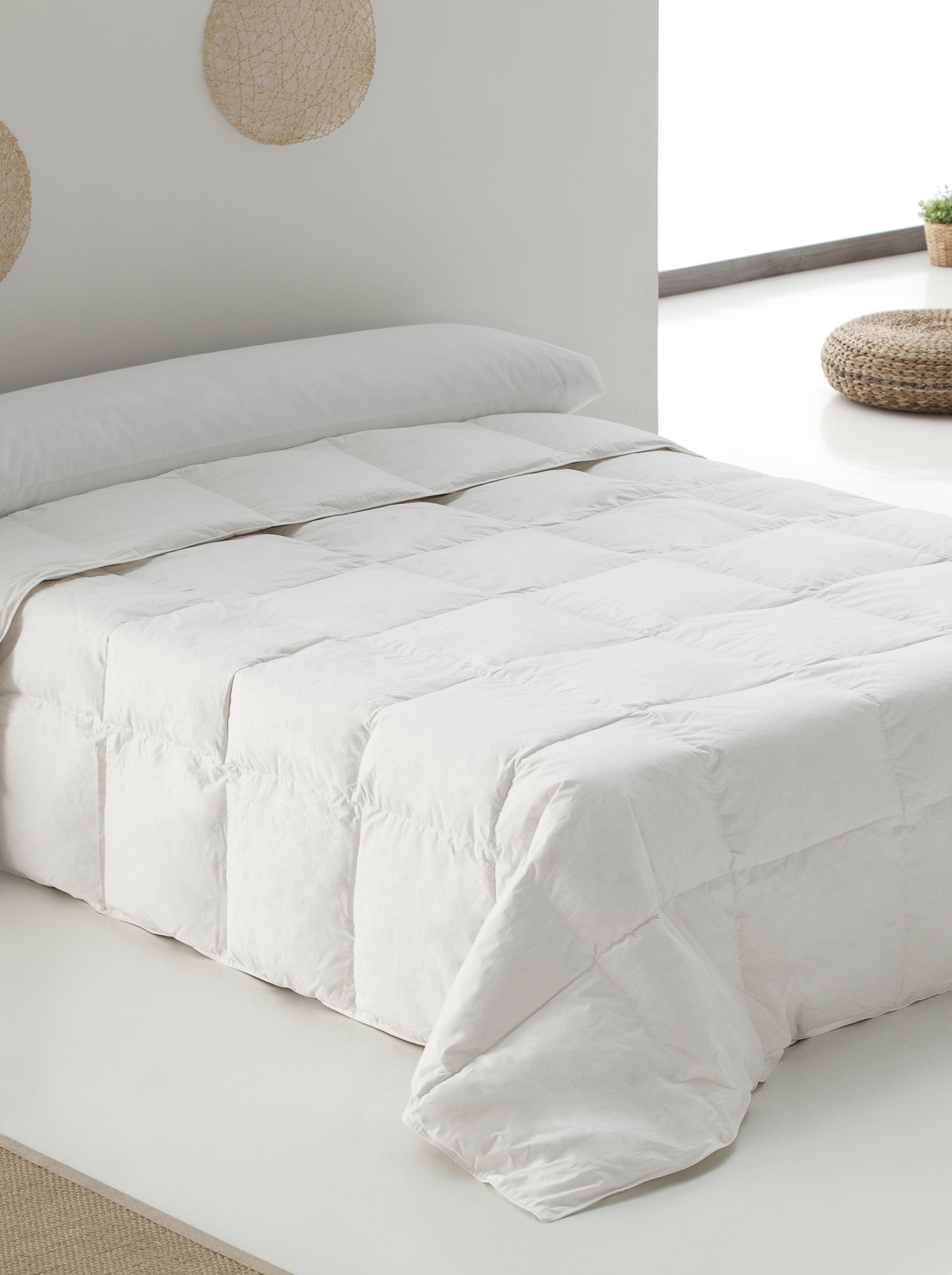 Belnou Edredon Relleno Nordico de Pluma. Blanco Liso. Grueso Blando Comodo Ligero. Diseño 90% Plumon de Oca. 240x220 cm Cama 150/160 cm
