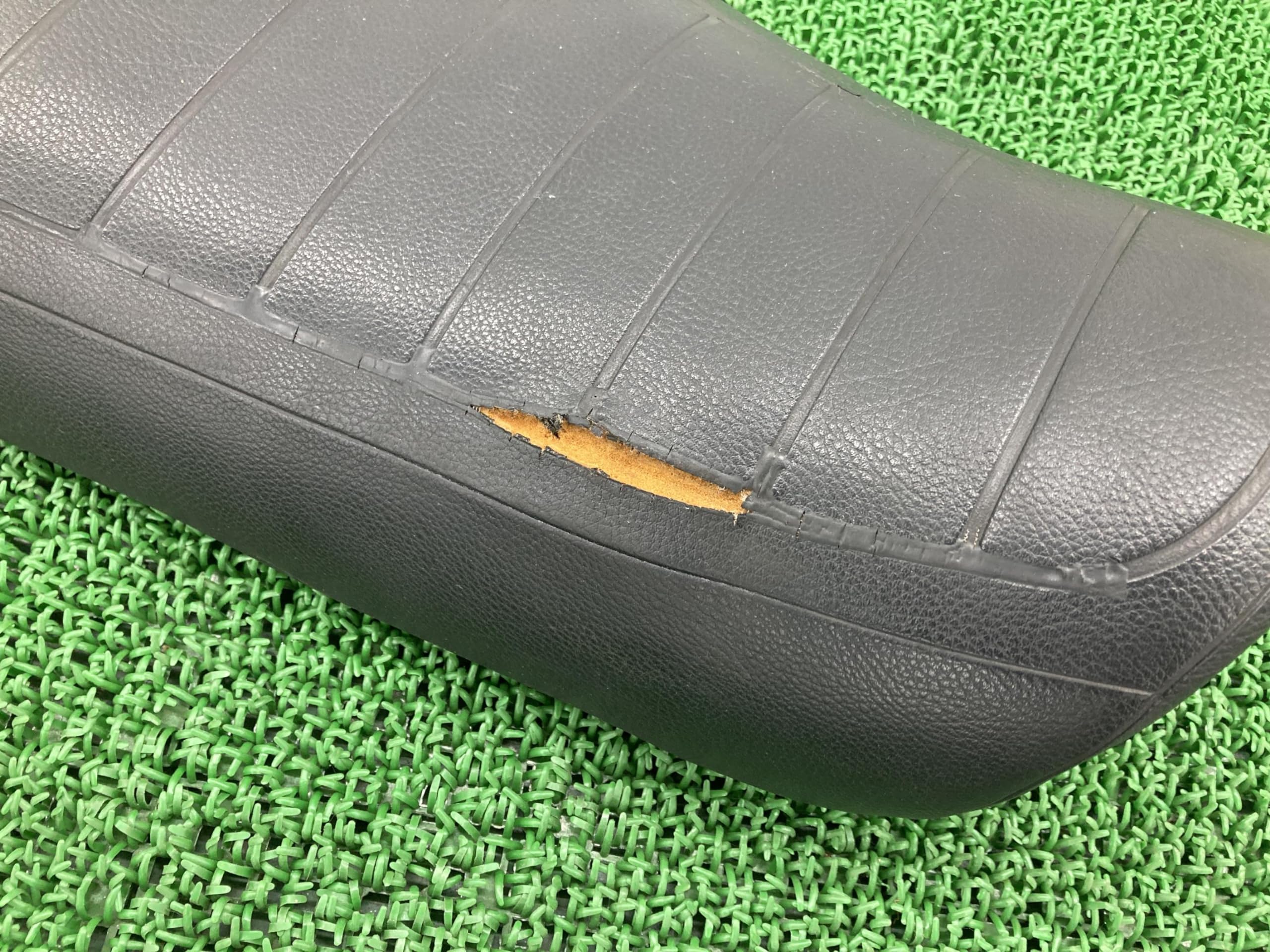 5*N様 【中古】　カワサキ純正　250TR シート 品番　53001-1984 カワサキ 250TR シート 53001-1984 純正 中古 バイク 部品