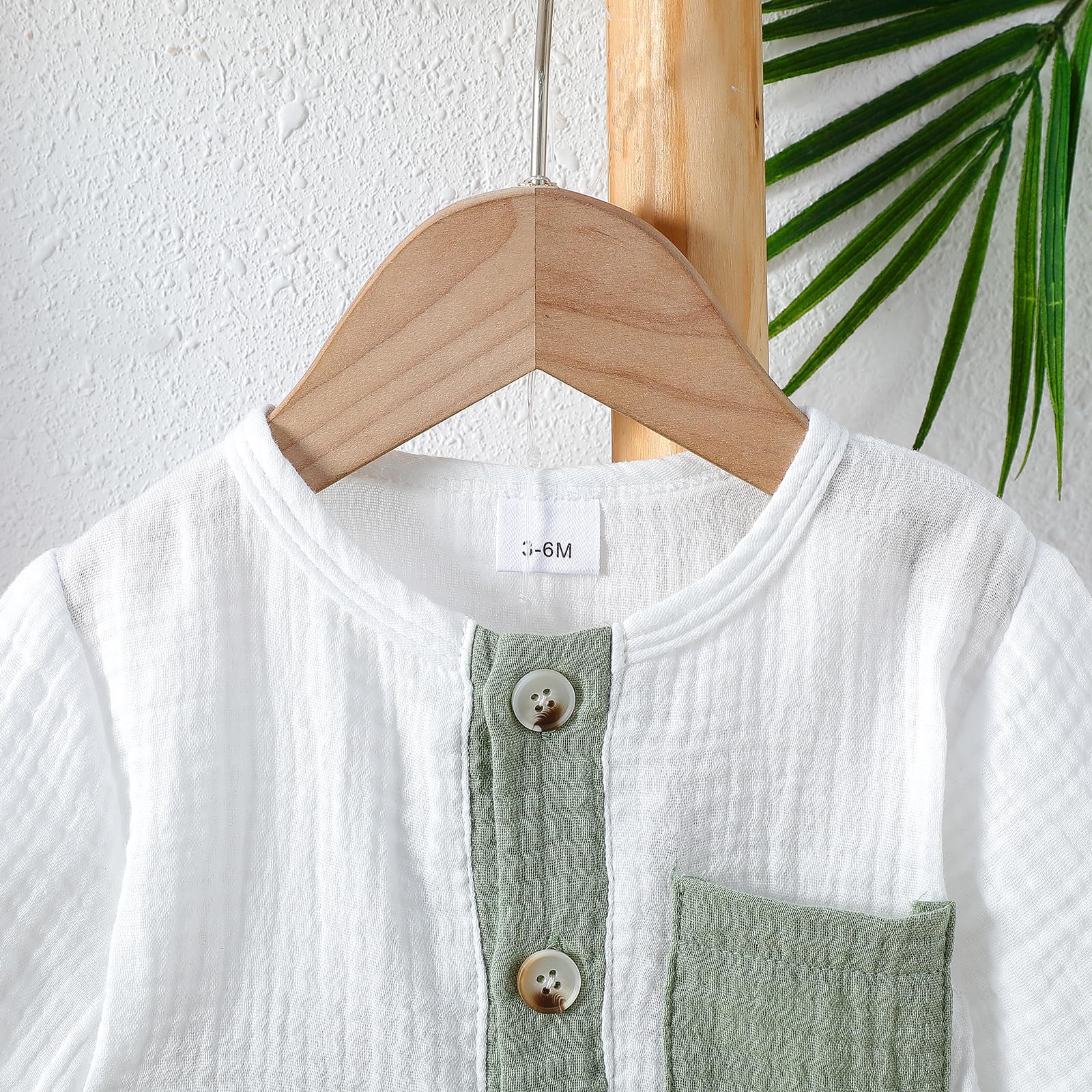 Conjunto de camisa y pantalones cortos Henley de manga corta para bebé, de muselina, color verde arrugado — view 3