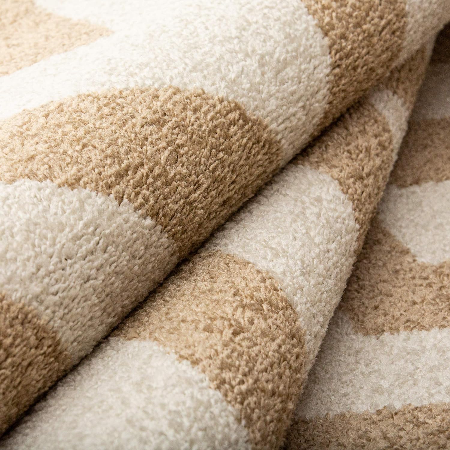 BNM Modern Geometric Indoor Runner Rug, Jute Backed Rugs for Living Space, Bedroom, Dining Room, Kitchen, Entryway, Office, Nursery, Soft Home Floor Decor, Saxton Collection, 2' 7" x 8', Ivory