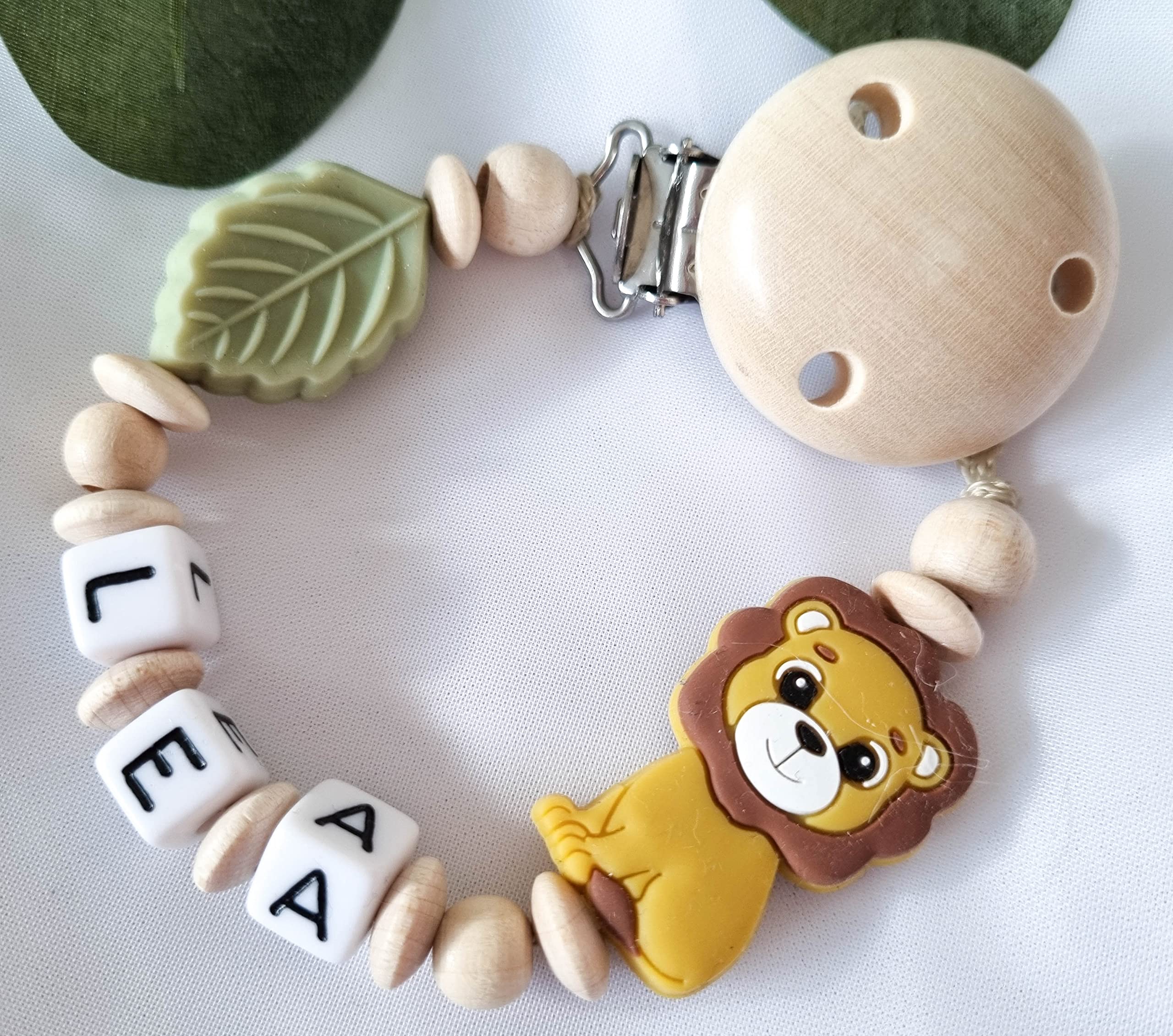 Windeltorte mit Name - Kuschelkissen Löwe Mädchen I Schnullerkette & Greifling - Geschenk, Babyparty, Geburt oder Taufe + auf Wunsch, gratis Grußkärtchen