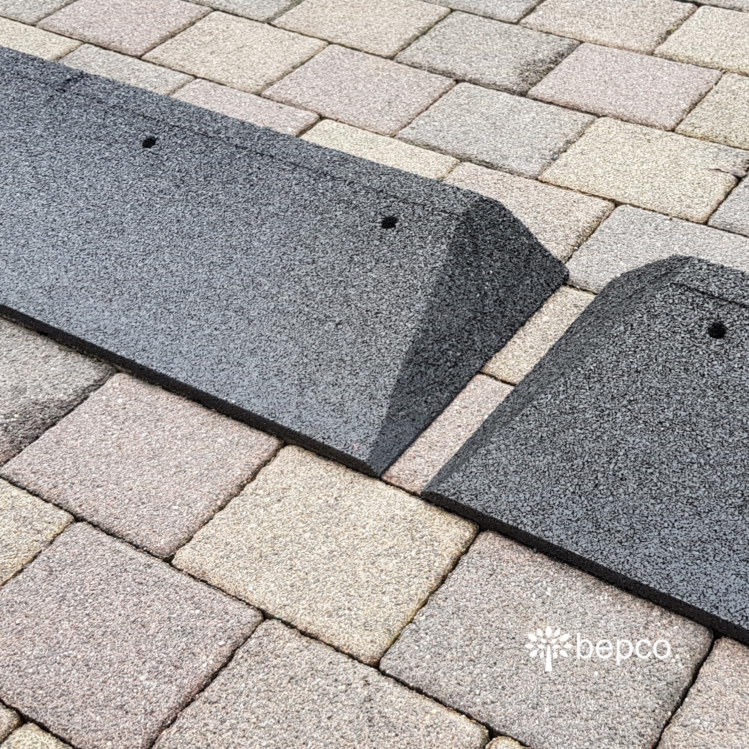 bepco Rampa para bordillos con inclinación en Ambos Lados, 100 x 25 x 10 cm, de Goma (Negro), rampa de umbral de Puerta, con Arandelas integradas en la rampa para su fijación.
