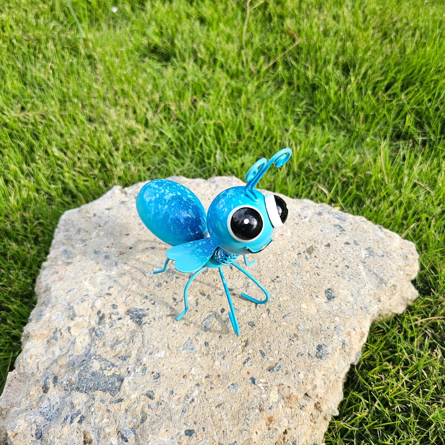 Metal Bee Sculptures Outdoor Yard Art Garden Patio Decor, Set of 4 Statues for Insect-Themed Garden Decoration