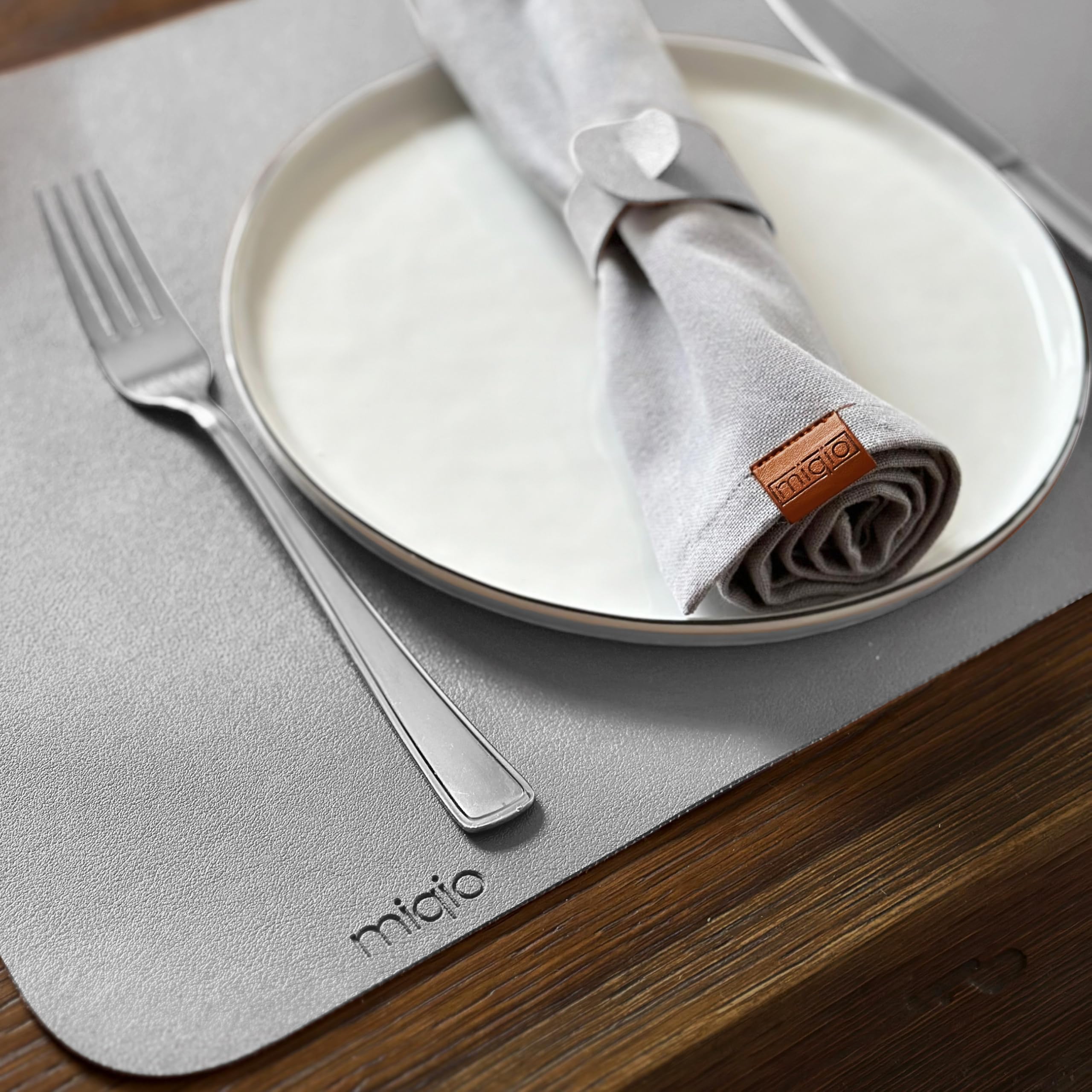 MIQIO Tischset aus Kunstleder - 18er Tisch- Untersetzer-Set - Leder Platzsets abwaschbar - 6 Platzsets, Glasuntersetzer, Serviettenringe | grau