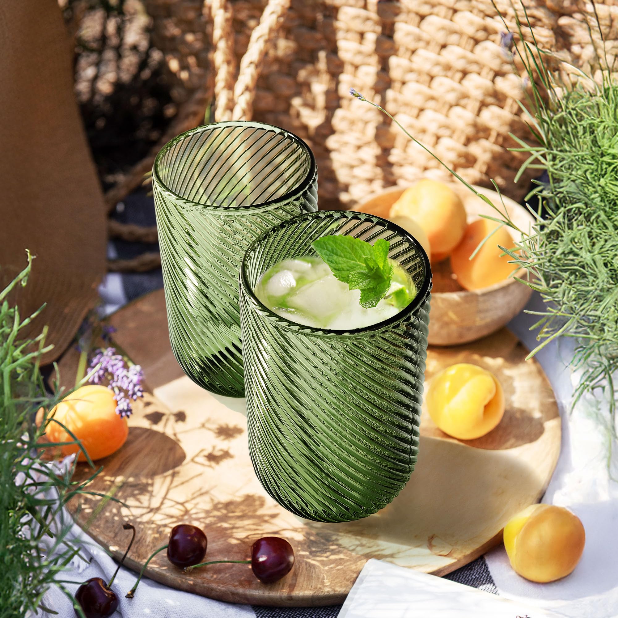 Joeyan Lot de 4 Verres à Eau Vert, 410ml Grande Verres à Jus et Soda, Moderne Verres à Boire Décoré en Strié Relief, Verre de Table Pour Whisky,Cocktail,Thé,Orangeade,Limonade, Lavable Lave-Vaisselle