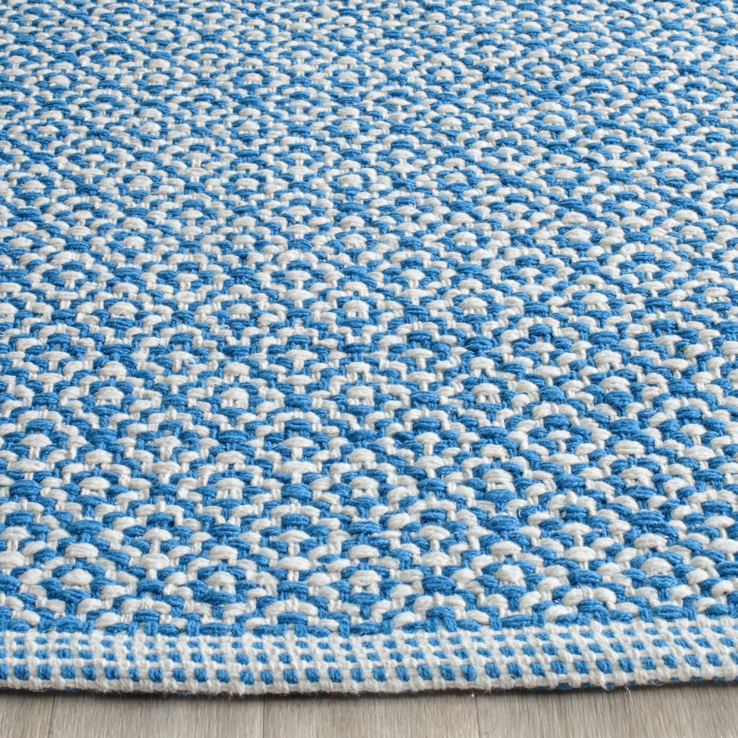 SAFAVIEH Montauk Collection Accent Rug - 4' x 6', Ivory & Blue, Handmade Cotton, Ideal for High Traffic Areas in Entryway, Living Room, Bedroom (MTK717C)