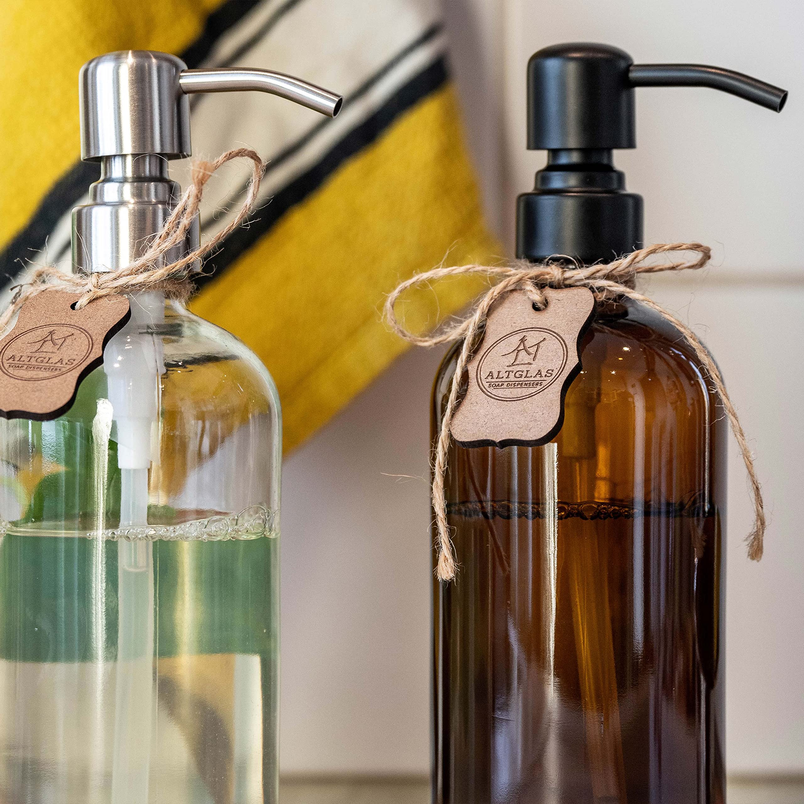 ALTGLAS Dispensador de Jabón 'Sarajevo' - Doble Dispensador de Ducha Hecho de Botella de Vidrio Transparente con Posavasos de Silicona y Cabezal de Bomba en Plata Cepillada (2 Piezas a 500 ml)