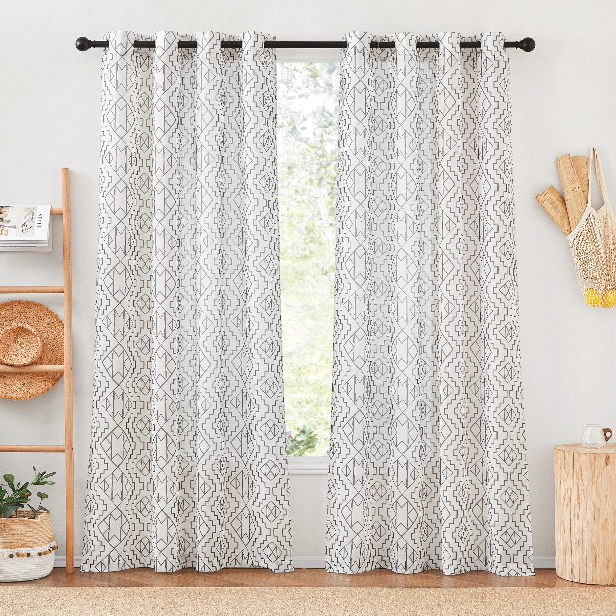 Rideaux transparents géométriques pour illuminer votre salon chaleureux