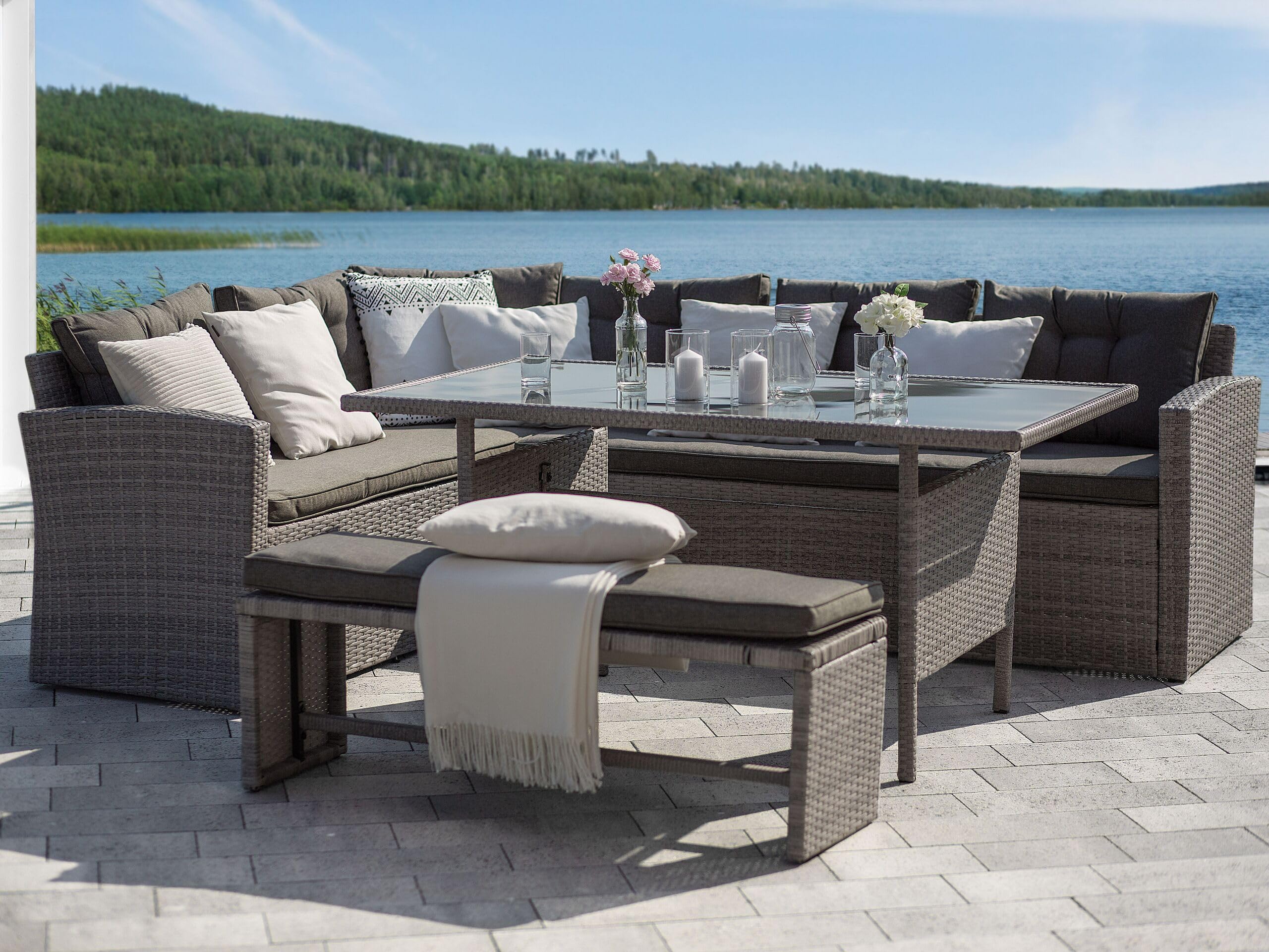 Beliani Gartentisch mit Glasplatte Polyrattan grau 145 x 80 cm Outdoor Tisch VITERBO
