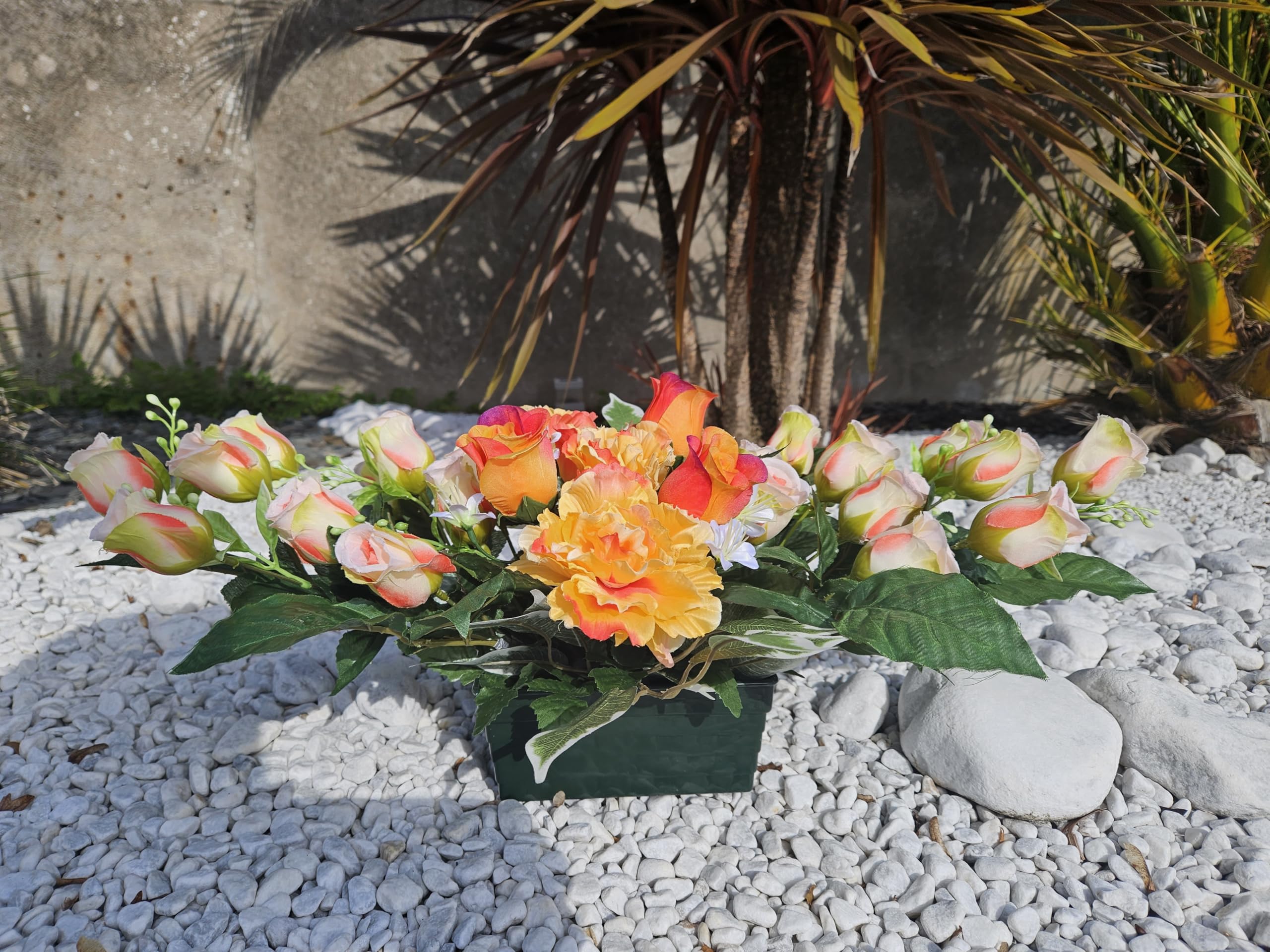Composition de Fleurs Artificielles Lesté Ciment pour Une Parfaite Tenue à L' extérieur. Réalisé par nos Soins, Fleurs de Qualité.