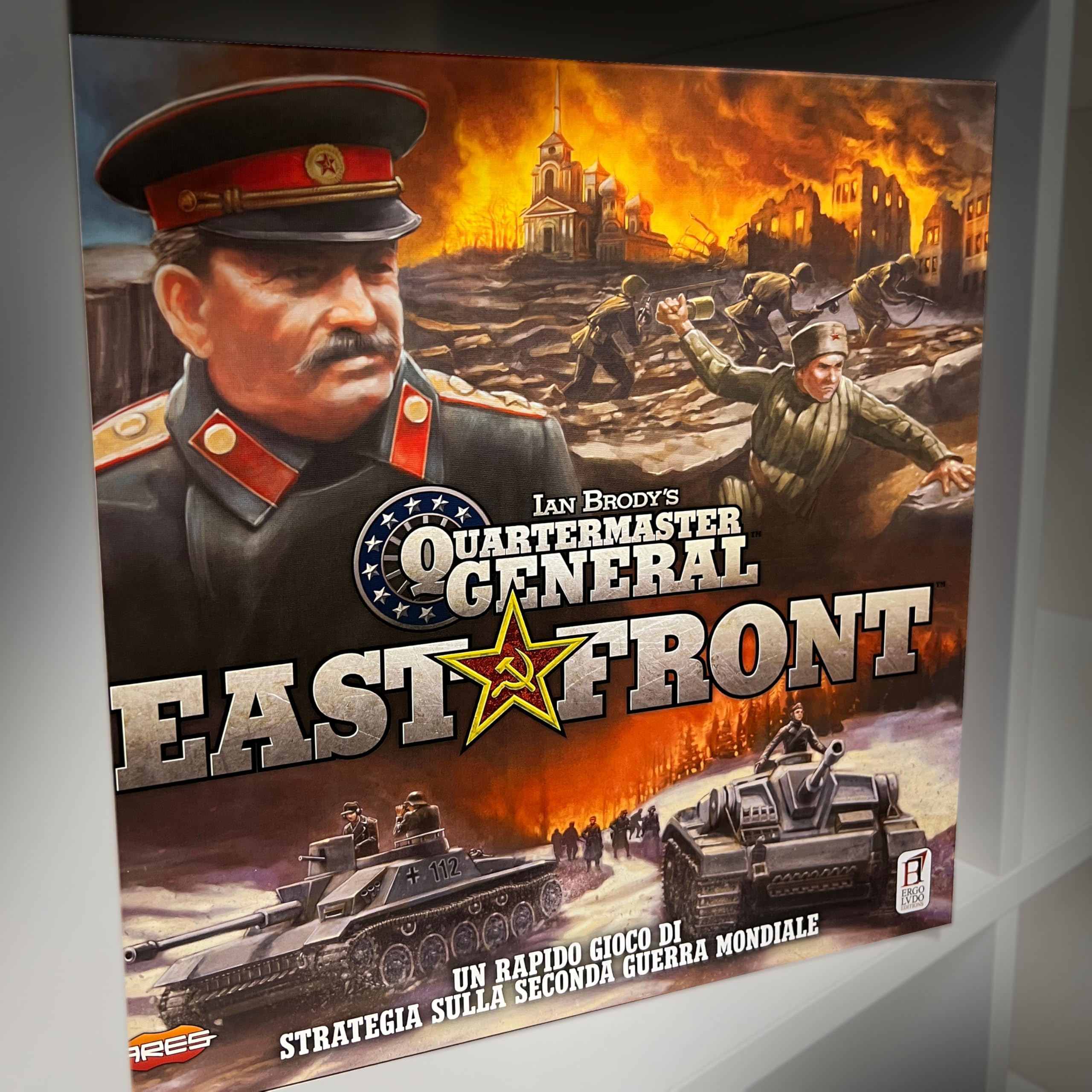 Asmodee - Quartermaster East Front, Gioco da Tavolo di Strategia per 2 Giocatori, 14+ Anni, Edizione in Italiano