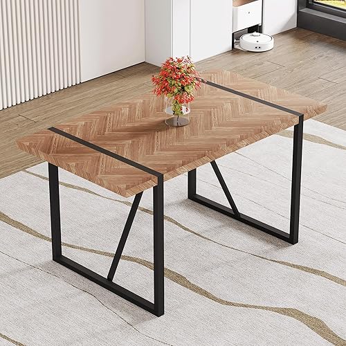 Una mesa de comedor rectangular retro minimalista con una parte superior especialmente texturizada y patas de metal negro. Mesa de madera
