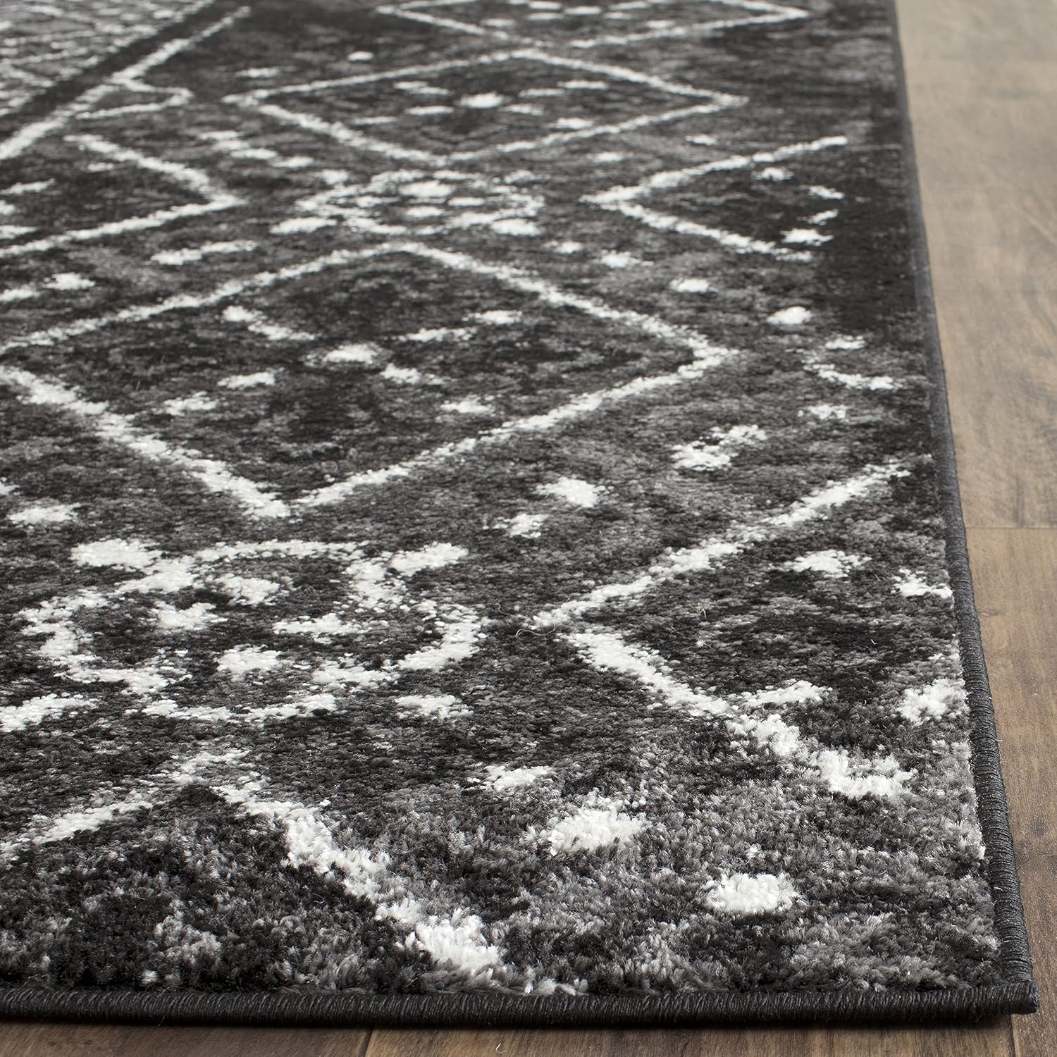 SAFAVIEH Area Rug 8x10 - Adirondack Collection - Large - Black & Silver, Moroccan Boho Design, Non-Shedding & Easy Cleaning, Ideal for Living Room, Bedroom, Office, Dining Space (ADR111C)