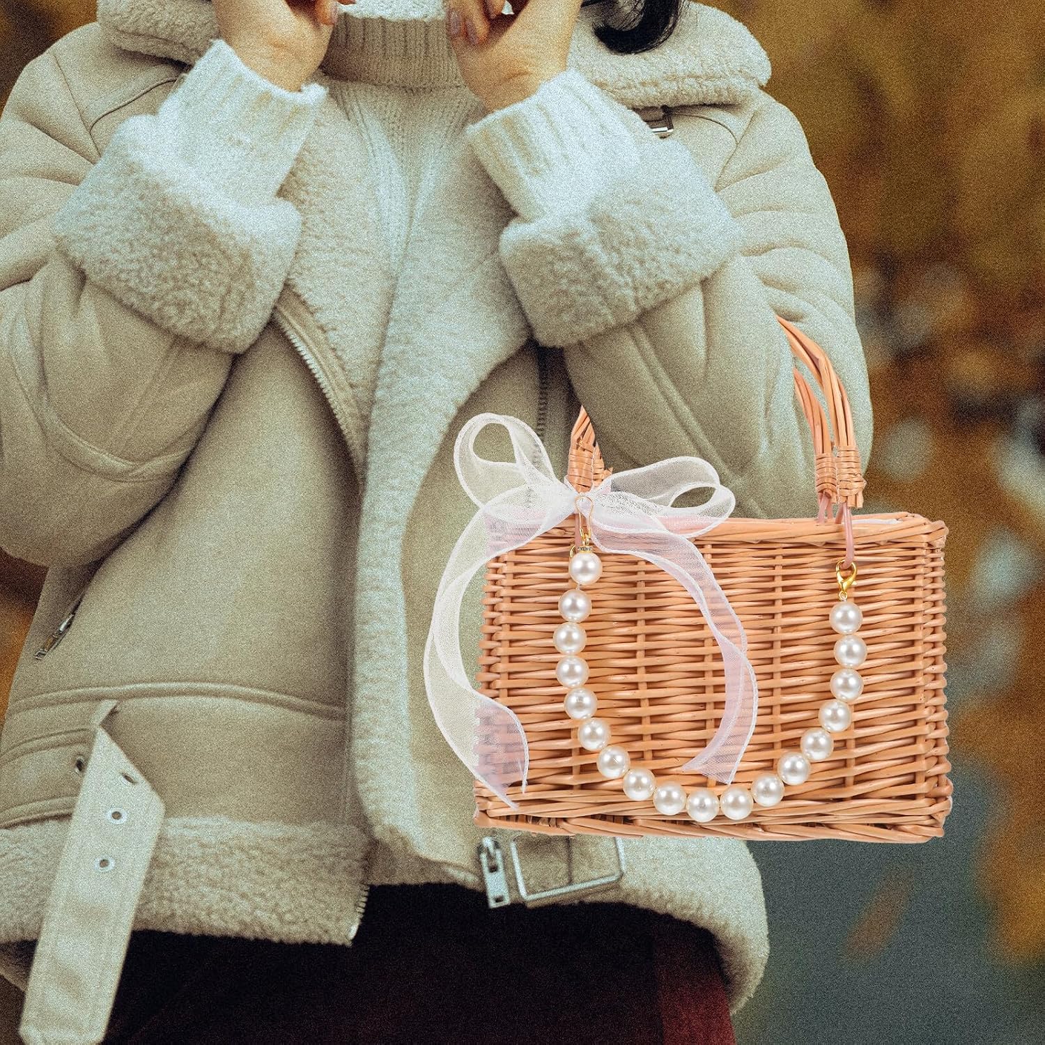 Handwoven Willow Flower Girl Basket with Handle, Braided Wicker Basket with Pearl Chain and Ribbon Bow, Small Bridal Clutch Suitable for Wedding Ceremony and Holiday Decor