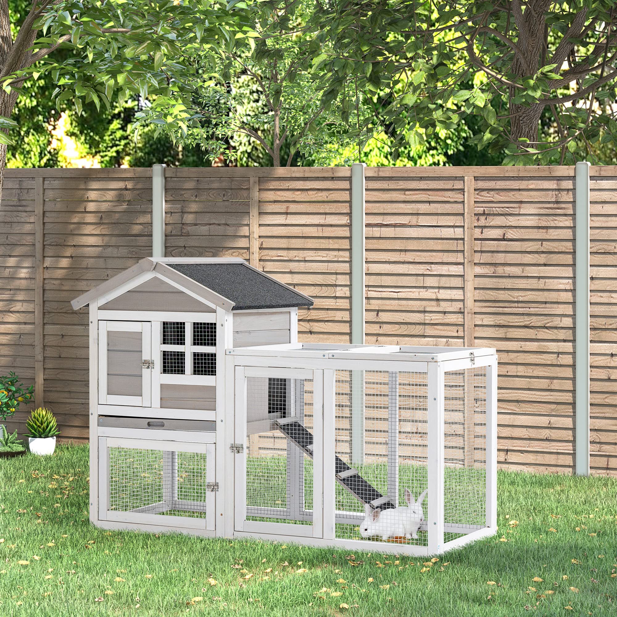 PawHut Clapier Cage à Lapins Cottage - Niche supérieure avec Rampe et enclos extérieur - Plateau Coulissant, Toit bitumé, 4 Portes verrouillables - dim. 128L x 64l x 92H cm Bois de Sapin Blanc Gris