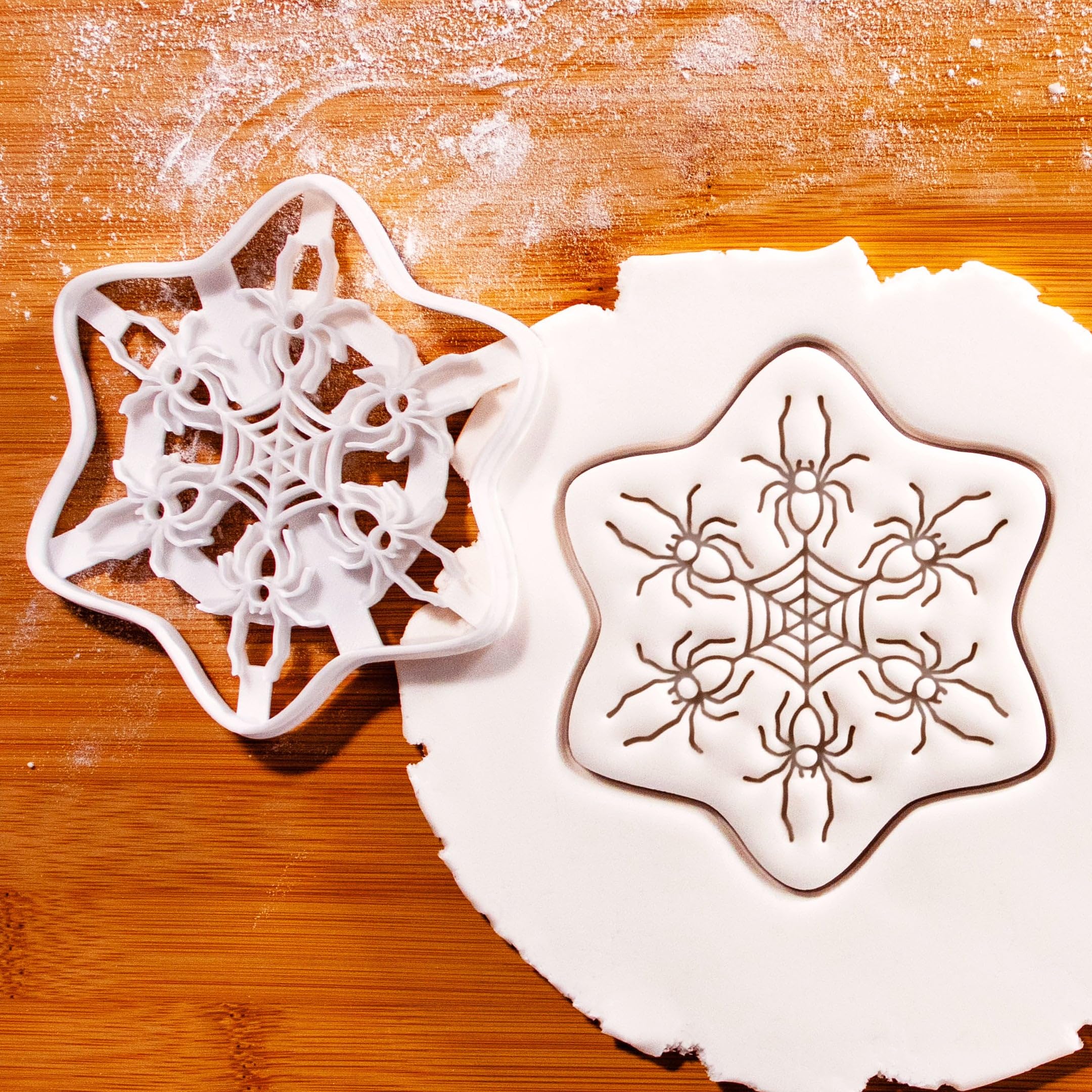 BAKERLOGY Lot de 2 Emporte-pièces Flocons Gothiques – Embosseurs Fondant Toile d’Araignée et Squelette Dansant pour Biscuits de Noël Effrayants et Fêtes Alternatives