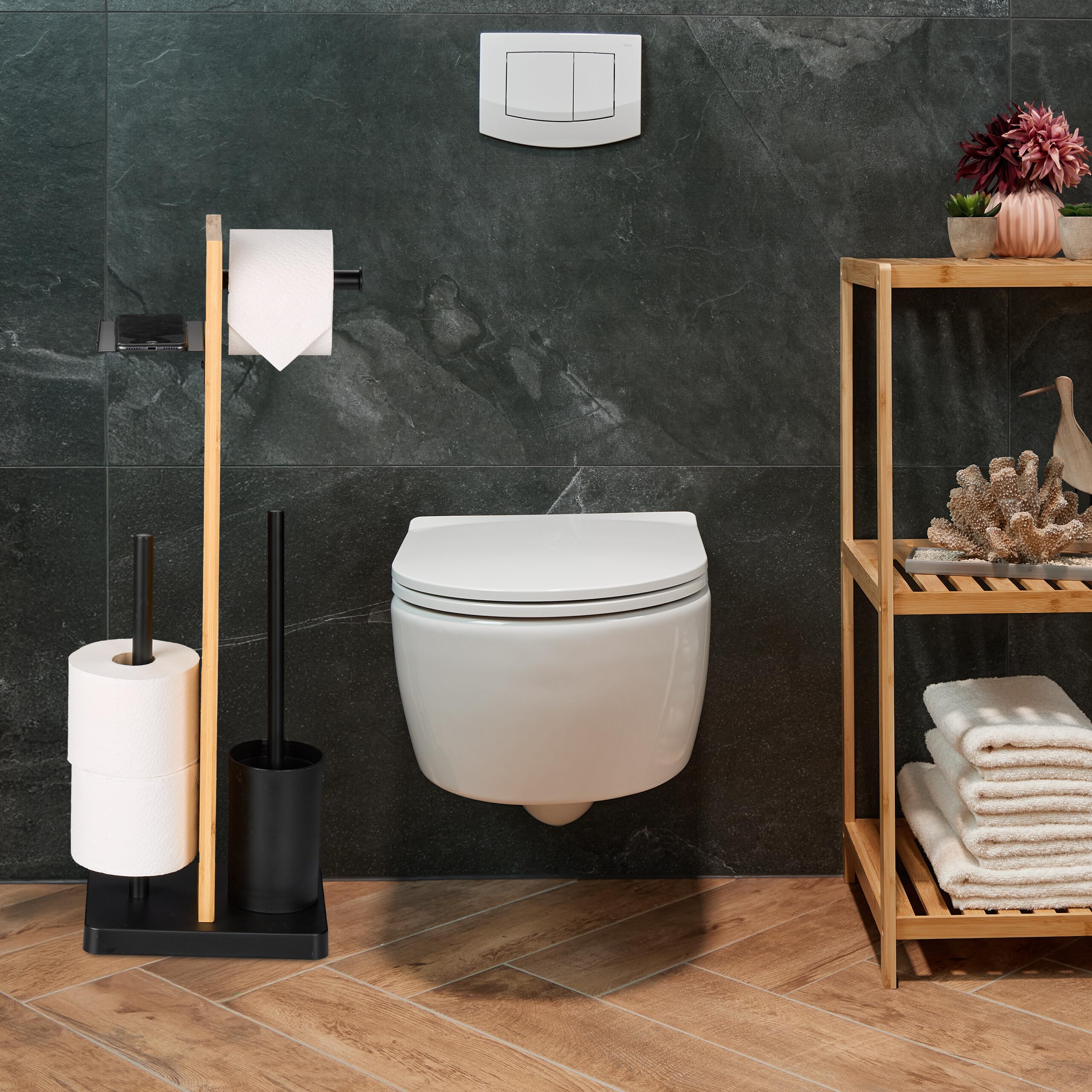 Relaxdays Escobillero y Portarrollos Baño, Bambú, 68x27x18 cm, Balda, Vertical, Escobilla con Soporte, Blanco/Natural, Hierro, Plástico
