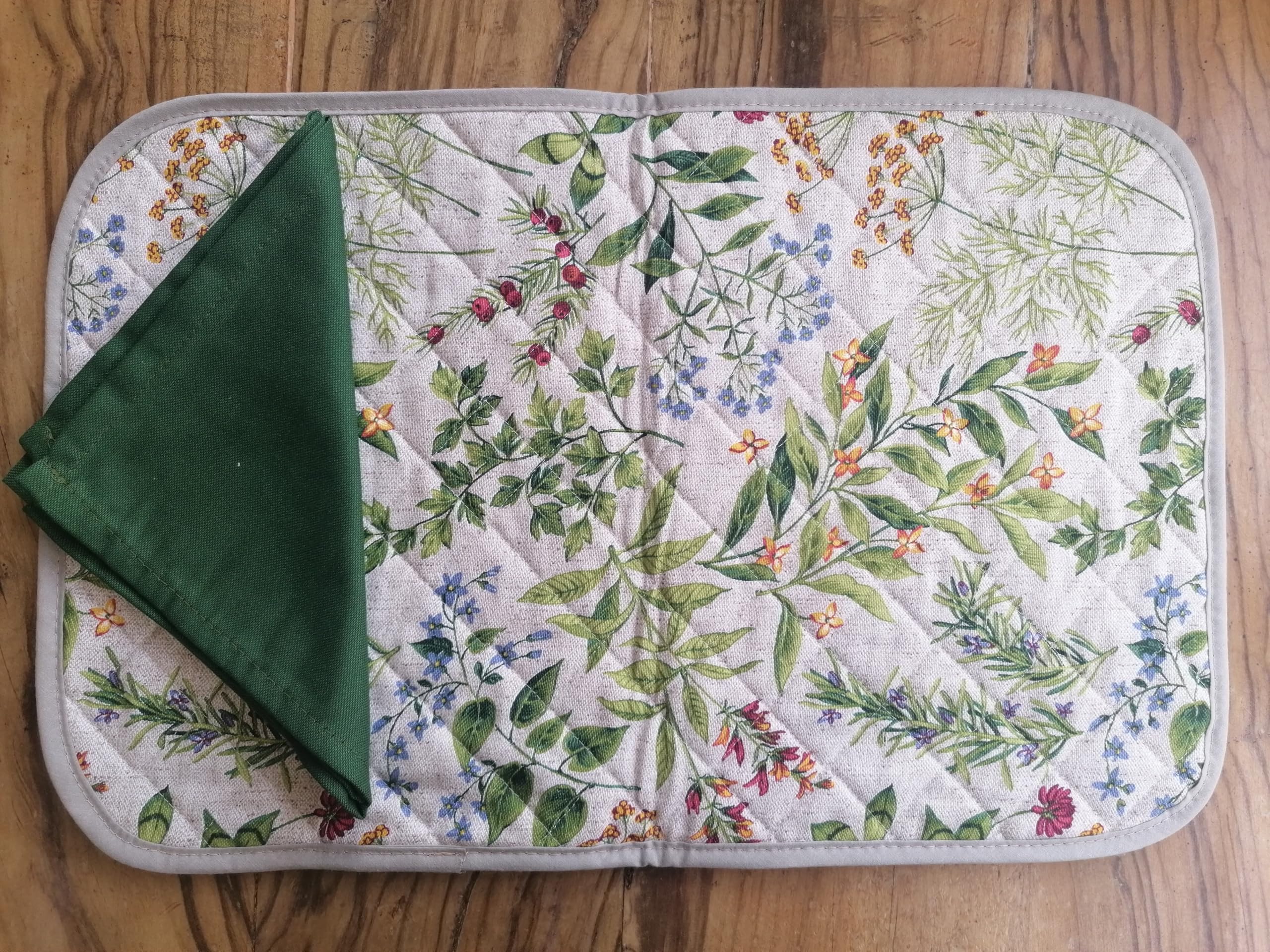 Neuf !!! Set de table américain en coton matelassé avec 1 serviette Motif EDERA. Fabriqué en Italie