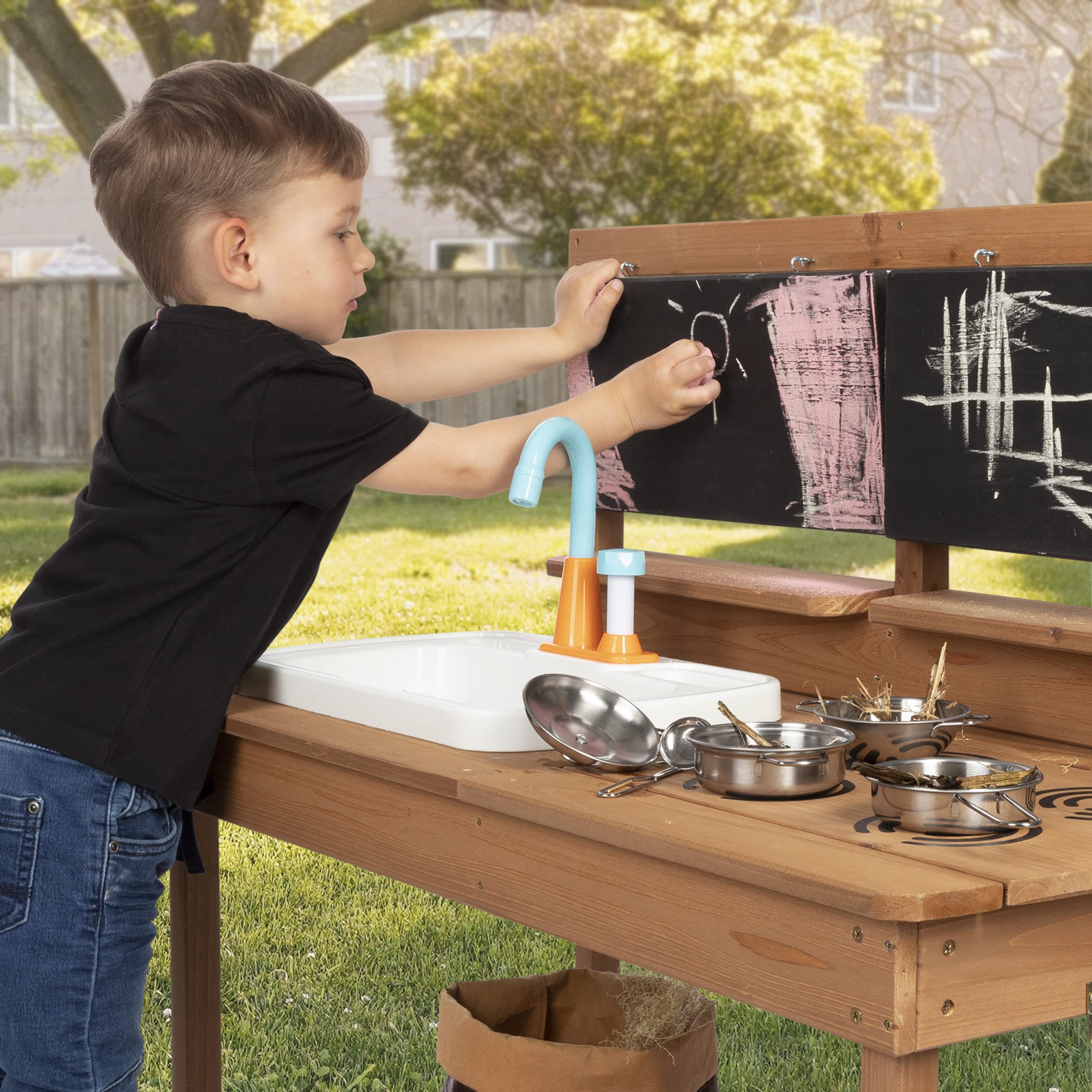 ONVAYA® Matschküche aus Holz | Braun | Outdoor Spielküche mit Waschbecken und schwarzer Tafel | Inklusive Stauraum in der Kinderküche für Draußen