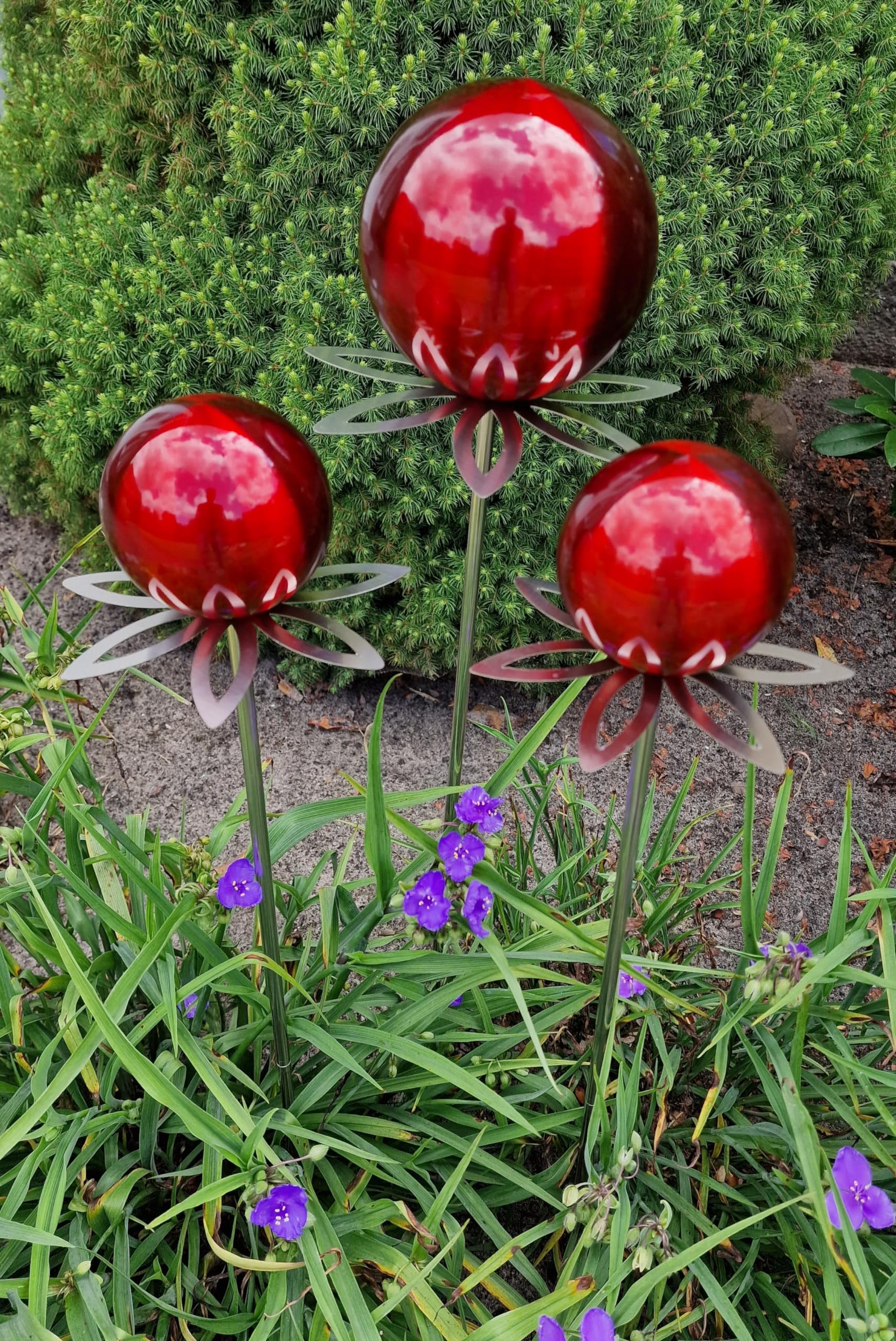 Blütenzauber Paris Rosenkugel 3er Set 15/10/10 cm Edelstahl Gartenstecker Deko mit Stab 80 cm (rot matt)