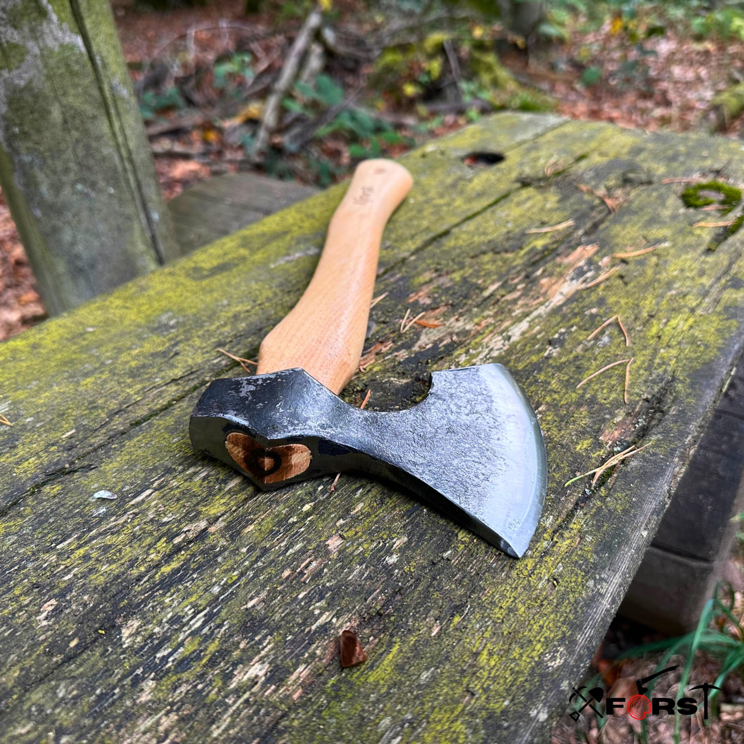 Xforst Hache Viking Barbue 38 cm | Hachette Bushcraft, Camping & Outdoor | Tête Forgée en Acier au Carbone 500 g | Manche en Bois de Hickory | Protège-Lame en Cuir Inclus | 0,87 kg WIK