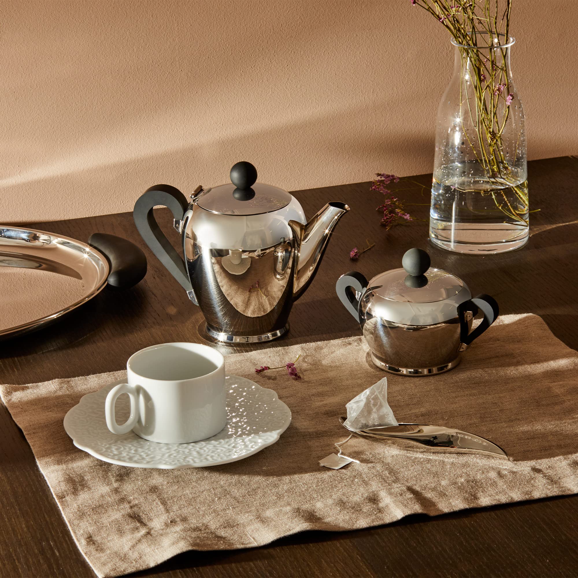 Alessi - CA14/8 - Bombé Zuccheriera in acciaio inossidabile 18/10 lucido con manici e pomolo in bakelite.