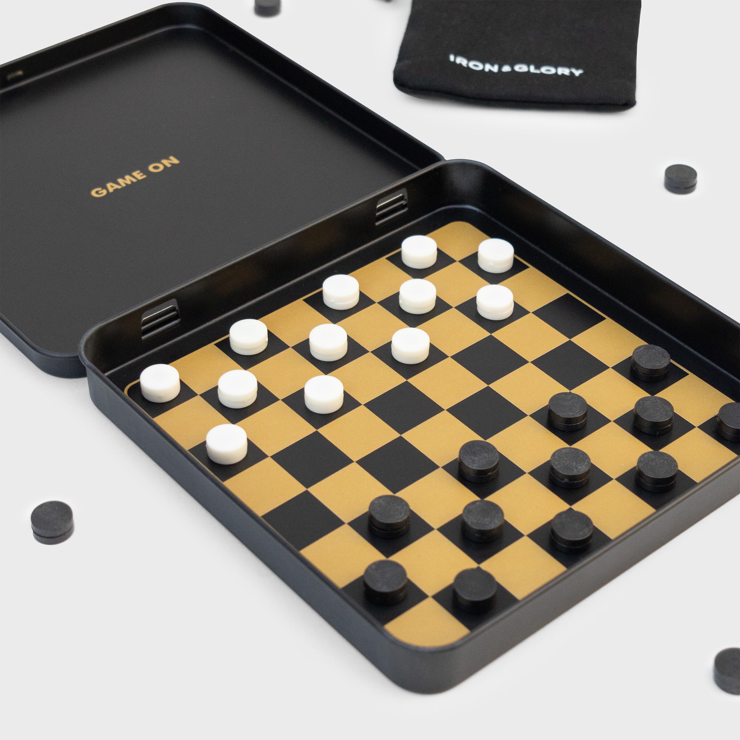 Iron & Glory Magnetisches Reise-Checker-Set, robuste Blechbox mit sicheren Magnetstücken, kompaktes und tragbares Brettspiel, Familienstrategiespiel mit Tragetasche für einfachen Spaß unterwegs