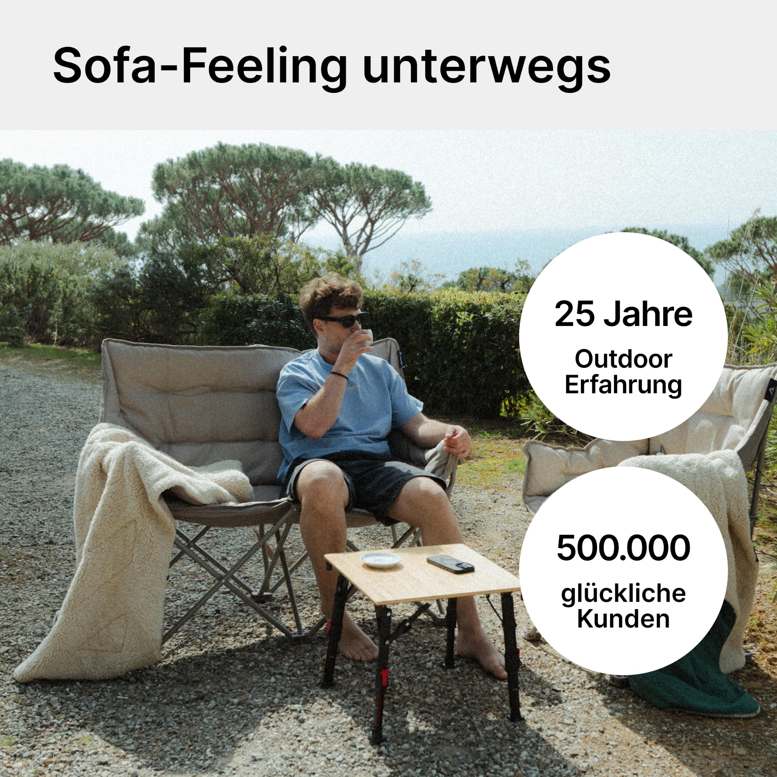 qeedo Johnny Cozy Faltbarer Campingbank gepolstert mit Cozy Bezug – Sofa-Feeling für 2 Personen – Rucksack-Packtasche – bis 300 kg belastbar
