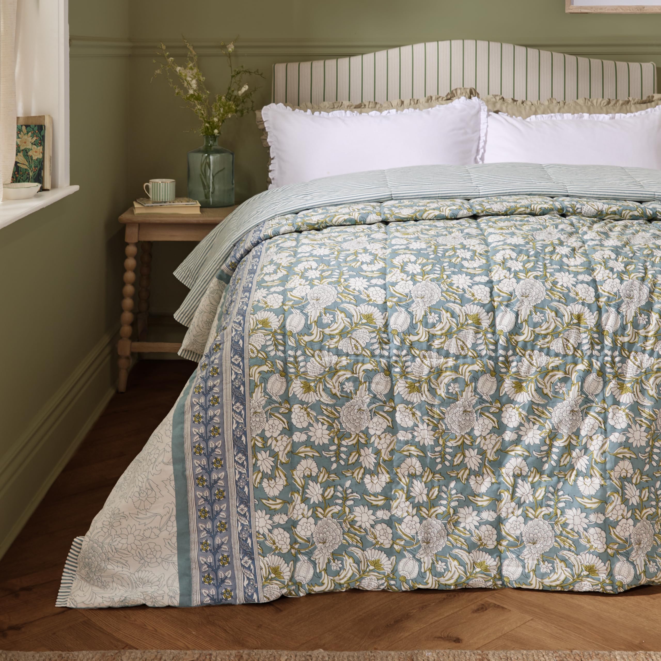 furn. Wylder Annabelle Bedspread – Reversible Floral Quilted Cotton Coverlet Bedding (Blue – 240x260cm)