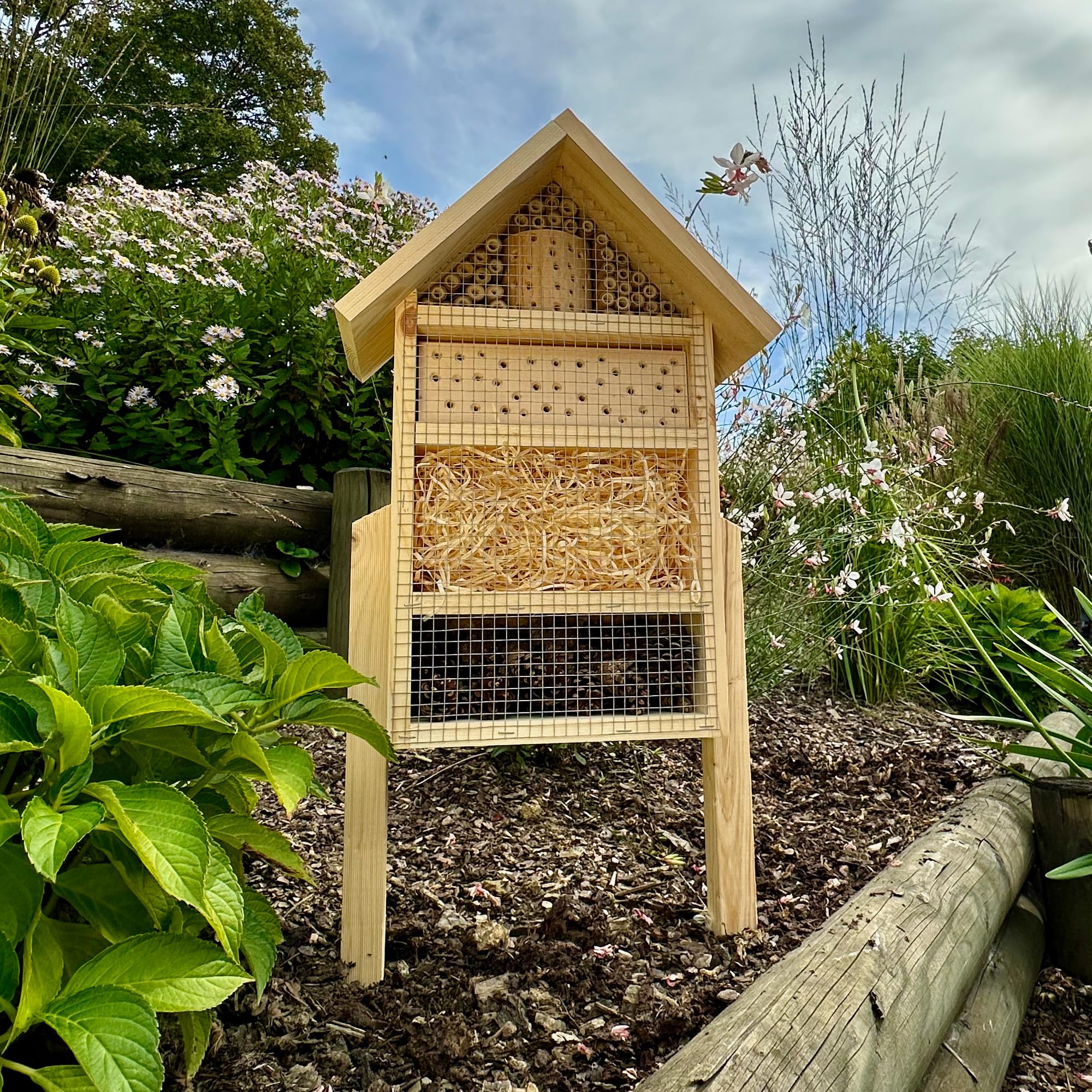 GARTENETAGE Geschenkset Insektenhotel – Nachhaltiges Insektenhotel mit Blumenwiese-Saatgutmischung Gartenliebhaber – Natürliche Materialien, fertig montiert, mit Holzpfählen