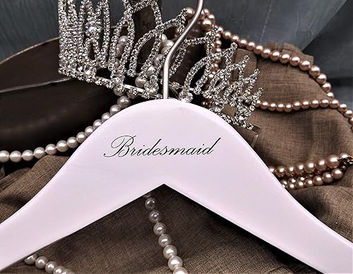 NAHANCO BRM20117 - Colgador de novia de madera blanca con impresión negra (dama de honor), 17 pulgadas (1 pieza)