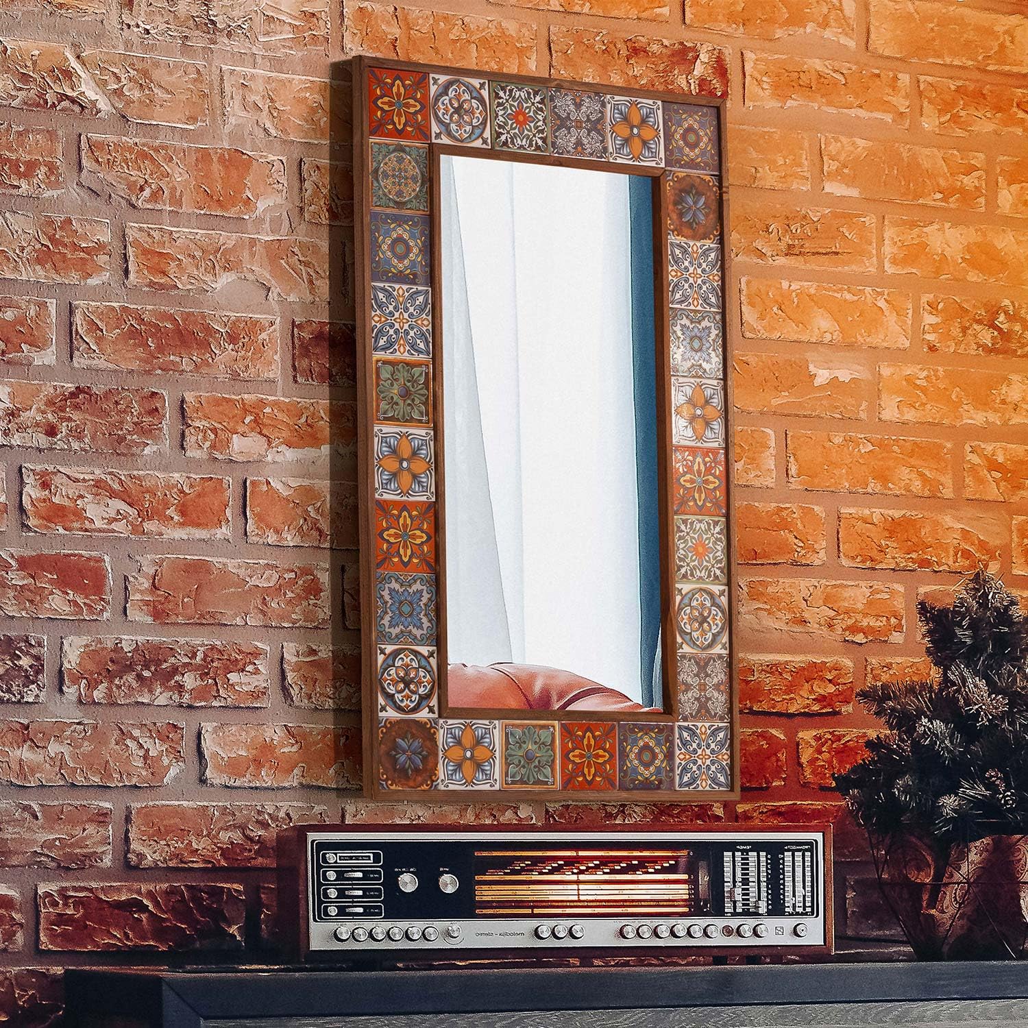 Miroir mural en bois pour rompre la monotonie d'un mur vide avec style ethnique